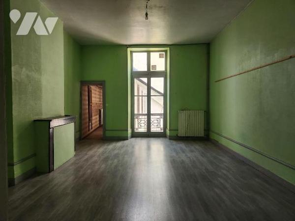 À vendre à Bar-sur-Aube? Immeuble mixte à rénover avec toiture neuve, au fort potentiel
Situé ...