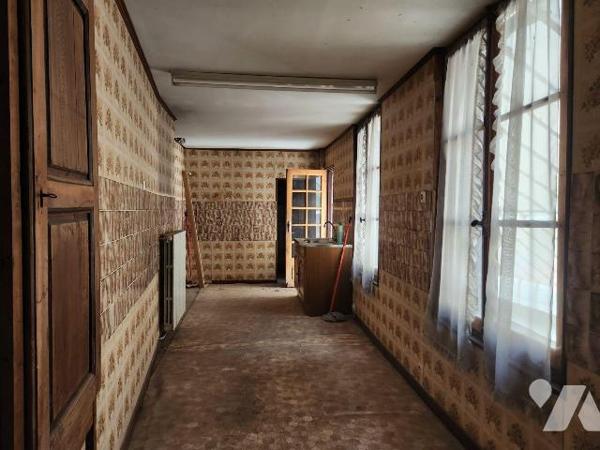 À vendre à Bar-sur-Aube? Immeuble mixte à rénover avec toiture neuve, au fort potentiel
Situé ...