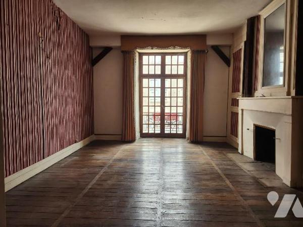 À vendre à Bar-sur-Aube? Immeuble mixte à rénover avec toiture neuve, au fort potentiel
Situé ...