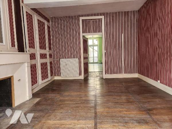 À vendre à Bar-sur-Aube? Immeuble mixte à rénover avec toiture neuve, au fort potentiel
Situé ...