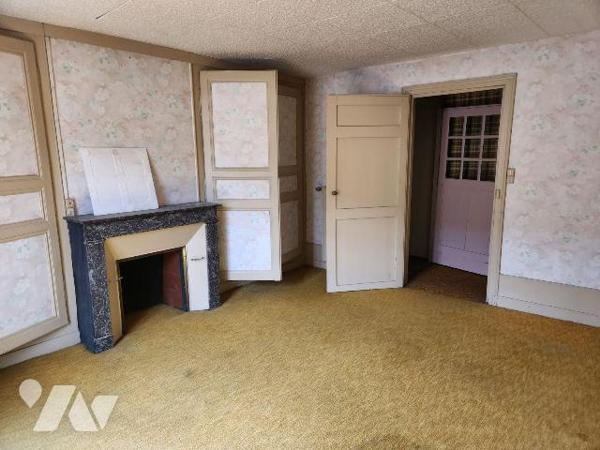 À vendre à Bar-sur-Aube? Immeuble mixte à rénover avec toiture neuve, au fort potentiel
Situé ...