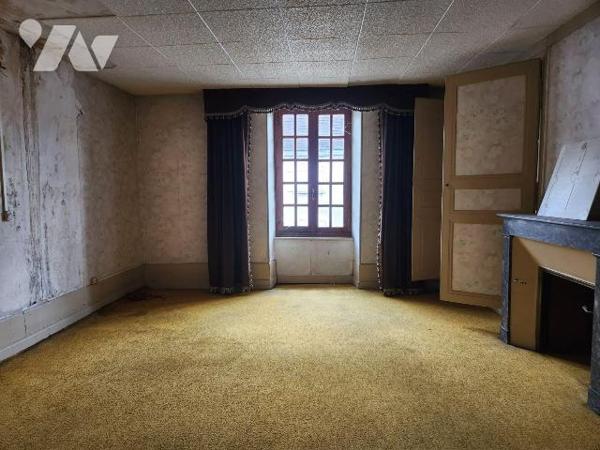 À vendre à Bar-sur-Aube? Immeuble mixte à rénover avec toiture neuve, au fort potentiel
Situé ...