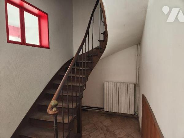 À vendre à Bar-sur-Aube? Immeuble mixte à rénover avec toiture neuve, au fort potentiel
Situé ...