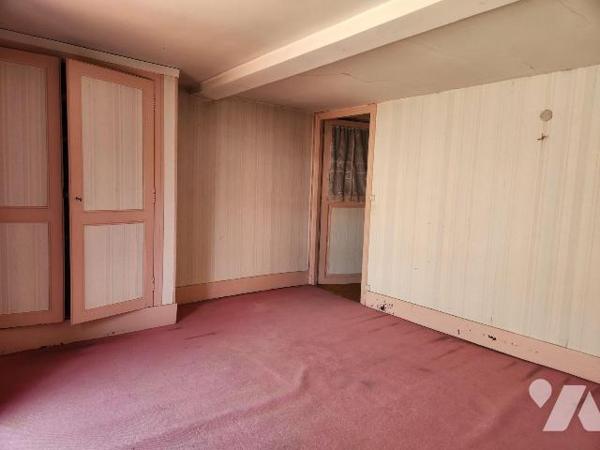 À vendre à Bar-sur-Aube? Immeuble mixte à rénover avec toiture neuve, au fort potentiel
Situé ...