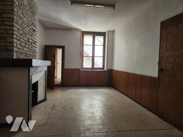 À vendre à Bar-sur-Aube? Immeuble mixte à rénover avec toiture neuve, au fort potentiel
Situé ...
