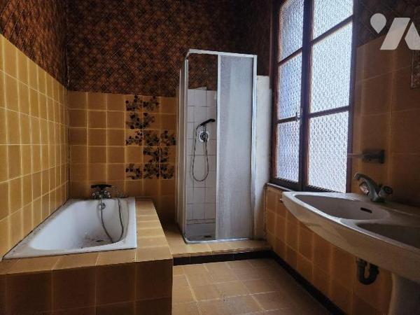 À vendre à Bar-sur-Aube? Immeuble mixte à rénover avec toiture neuve, au fort potentiel
Situé ...