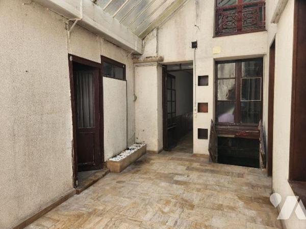 À vendre à Bar-sur-Aube? Immeuble mixte à rénover avec toiture neuve, au fort potentiel
Situé ...