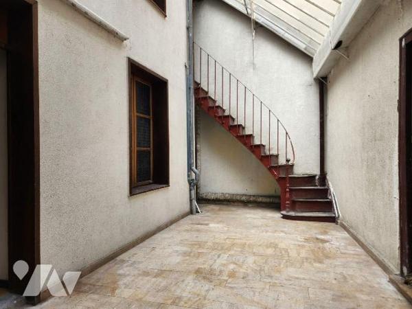 À vendre à Bar-sur-Aube? Immeuble mixte à rénover avec toiture neuve, au fort potentiel
Situé ...