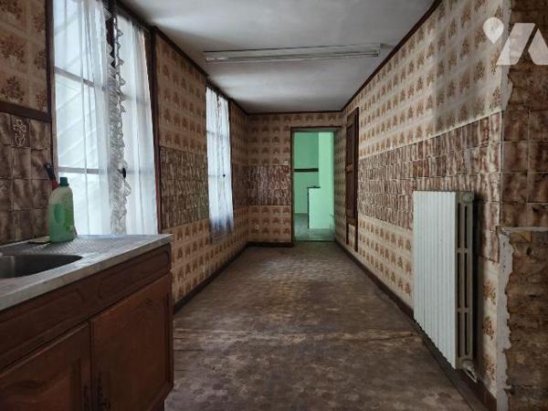 À vendre à Bar-sur-Aube? Immeuble mixte à rénover avec toiture neuve, au fort potentiel
Situé ...