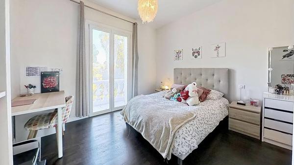 Villa de Charme à Vence 342m² - 5 Chambres - Aperçu Mer - Piscine - Terrasses et Jardin Paysagé