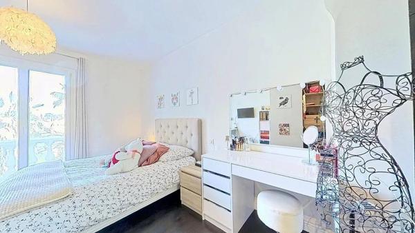 Villa de Charme à Vence 342m² - 5 Chambres - Aperçu Mer - Piscine - Terrasses et Jardin Paysagé