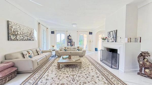 Villa de Charme à Vence 342m² - 5 Chambres - Aperçu Mer - Piscine - Terrasses et Jardin Paysagé