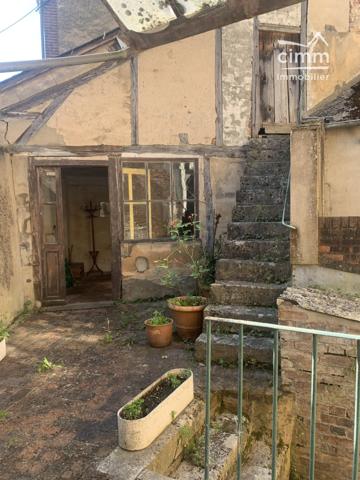 Immeuble situé sur Chatillon-Coligny 45230 composé de 3 appartements.