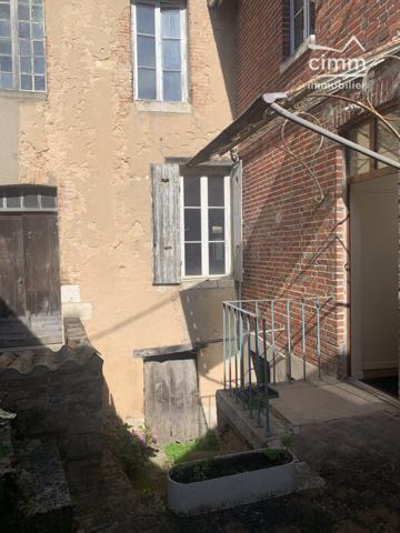 Immeuble situé sur Chatillon-Coligny 45230 composé de 3 appartements.