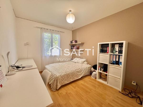 Villa d’environ 146m2 , parcelle 621m2, panneaux solaires, piscine