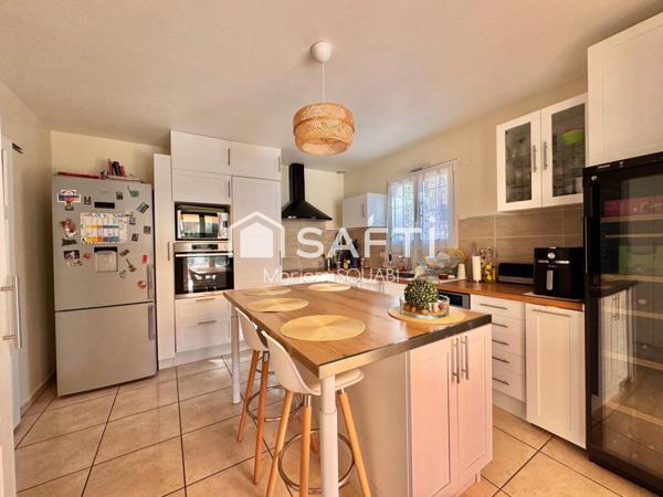 Villa d’environ 146m2 , parcelle 621m2, panneaux solaires, piscine