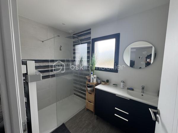 Maison de plain-pied avec habitation indépendante, piscine chauffée et vue sur les Pyrénées(DPE en A)

Découvrez cette superbe maison de plain-pied composée de deux habitations indépendantes, offrant un cadre de vie privilégié, au calme et à l’abri des regards, avec une magnifique vue sur les Pyrénées.

La maison principale développe environ 123 m² habitables et se compose d’une entrée avec placard, d’une magnifique pièce de vie lumineuse de plus de 50 m² agrémentée d’un poêle à bois, ainsi que d’une cuisine entièrement équipée avec électroménager NEFF et hotte Roblin.

L’espace nuit comprend deux chambres avec placards sur mesure réalisés par un menuisier, une salle de bain, ainsi qu’une belle suite parentale avec salle d’eau privative et dressing. Un bureau complète l’ensemble, idéal pour le télétravail. Une buanderie ainsi qu’une agréable terrasse couverte de 25 m² viennent parfaire les prestations de cette habitation.

La maison principale bénéficie également d’un système de chauffage réversible Ribo , apportant un confort optimal été comme hiver.

Une seconde habitation indépendante de 61 m² entièrement aménagée vient compléter le bien. Elle dispose elle aussi d’un système de chauffage réversible Ribo ainsi que d’une buanderie, parfait pour accueillir famille, amis ou développer un projet locatif.

À l’extérieur, vous profiterez d’une agréable piscine chauffée de 8 x 4 mètres accompagnée de son pool house de 18 m², idéal pour les moments de détente et de convivialité face aux Pyrénées.

La propriété est entièrement clôturée et bénéficie d’un environnement calme et intimiste, offrant une qualité de vie rare.

Situation idéale avec un accès autoroute à seulement 5 minutes, le site de Total à 10 minutes et Safran à 15 minutes.

Un bien aux multiples possibilités alliant confort, volumes et prestations de qualité. À découvrir sans tarder.