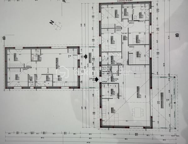 Maison de plain-pied avec habitation indépendante, piscine chauffée et vue sur les Pyrénées(DPE en A)

Découvrez cette superbe maison de plain-pied composée de deux habitations indépendantes, offrant un cadre de vie privilégié, au calme et à l’abri des regards, avec une magnifique vue sur les Pyrénées.

La maison principale développe environ 123 m² habitables et se compose d’une entrée avec placard, d’une magnifique pièce de vie lumineuse de plus de 50 m² agrémentée d’un poêle à bois, ainsi que d’une cuisine entièrement équipée avec électroménager NEFF et hotte Roblin.

L’espace nuit comprend deux chambres avec placards sur mesure réalisés par un menuisier, une salle de bain, ainsi qu’une belle suite parentale avec salle d’eau privative et dressing. Un bureau complète l’ensemble, idéal pour le télétravail. Une buanderie ainsi qu’une agréable terrasse couverte de 25 m² viennent parfaire les prestations de cette habitation.

La maison principale bénéficie également d’un système de chauffage réversible Ribo , apportant un confort optimal été comme hiver.

Une seconde habitation indépendante de 61 m² entièrement aménagée vient compléter le bien. Elle dispose elle aussi d’un système de chauffage réversible Ribo ainsi que d’une buanderie, parfait pour accueillir famille, amis ou développer un projet locatif.

À l’extérieur, vous profiterez d’une agréable piscine chauffée de 8 x 4 mètres accompagnée de son pool house de 18 m², idéal pour les moments de détente et de convivialité face aux Pyrénées.

La propriété est entièrement clôturée et bénéficie d’un environnement calme et intimiste, offrant une qualité de vie rare.

Situation idéale avec un accès autoroute à seulement 5 minutes, le site de Total à 10 minutes et Safran à 15 minutes.

Un bien aux multiples possibilités alliant confort, volumes et prestations de qualité. À découvrir sans tarder.