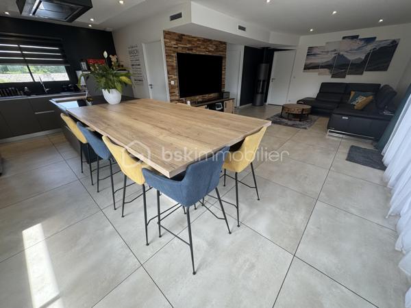 Maison de plain-pied avec habitation indépendante, piscine chauffée et vue sur les Pyrénées(DPE en A)

Découvrez cette superbe maison de plain-pied composée de deux habitations indépendantes, offrant un cadre de vie privilégié, au calme et à l’abri des regards, avec une magnifique vue sur les Pyrénées.

La maison principale développe environ 123 m² habitables et se compose d’une entrée avec placard, d’une magnifique pièce de vie lumineuse de plus de 50 m² agrémentée d’un poêle à bois, ainsi que d’une cuisine entièrement équipée avec électroménager NEFF et hotte Roblin.

L’espace nuit comprend deux chambres avec placards sur mesure réalisés par un menuisier, une salle de bain, ainsi qu’une belle suite parentale avec salle d’eau privative et dressing. Un bureau complète l’ensemble, idéal pour le télétravail. Une buanderie ainsi qu’une agréable terrasse couverte de 25 m² viennent parfaire les prestations de cette habitation.

La maison principale bénéficie également d’un système de chauffage réversible Ribo , apportant un confort optimal été comme hiver.

Une seconde habitation indépendante de 61 m² entièrement aménagée vient compléter le bien. Elle dispose elle aussi d’un système de chauffage réversible Ribo ainsi que d’une buanderie, parfait pour accueillir famille, amis ou développer un projet locatif.

À l’extérieur, vous profiterez d’une agréable piscine chauffée de 8 x 4 mètres accompagnée de son pool house de 18 m², idéal pour les moments de détente et de convivialité face aux Pyrénées.

La propriété est entièrement clôturée et bénéficie d’un environnement calme et intimiste, offrant une qualité de vie rare.

Situation idéale avec un accès autoroute à seulement 5 minutes, le site de Total à 10 minutes et Safran à 15 minutes.

Un bien aux multiples possibilités alliant confort, volumes et prestations de qualité. À découvrir sans tarder.