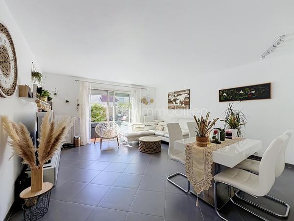 À vendre – Charmante maison familiale d’environ 90 m² avec jardin, située à Élancourt (78990).

Venez découvrir cette maison fonctionnelle et agréable à vivre, idéale pour une famille à la recherche d’un cadre résidentiel, tout en bénéficiant de la proximité des commerces, écoles et transports.
La maison se compose de :

Un grand séjour lumineux et convivial, offrant un bel espace de vie 
Une cuisine indépendante aménagée et équipée 
3 chambres, offrant un espace confortable pour toute la famille 
Une salle de bains 
2 WC, avec un WC au rez-de-chaussée et un second à l’étage 
Un terrain de 30 m², permettant de profiter d’un agréable espace extérieur.
La maison dispose également d’une climatisation réversible Daikin installée en 2025 dans la chambre parentale, idéale pour assurer un confort optimal été comme hiver.

À l’arrière de la maison, côté jardin, les propriétaires bénéficient également d’un espace extérieur commun d’environ 300 m², réservé exclusivement aux 4 familles du secteur.
Cet espace, accessible par un petit portillon sécurisé situé au fond des jardins, constitue un véritable atout pour les familles.
Il permet notamment :
Aux enfants de jouer en toute tranquillité dans un espace sécurisé ;
Aux familles de profiter d’un espace extérieur supplémentaire ;
D’organiser des repas, goûters ou moments conviviaux entre voisins et avec leurs proches ;
De profiter d’un environnement agréable et calme à proximité immédiate de la maison, Un véritable espace de vie supplémentaire, particulièrement appréciable pour les familles avec enfants.

TRAVAUX RÉALISÉS RÉCEMMENT

Les propriétaires ont récemment rafraîchi le bien afin de le maintenir en bon état et d’améliorer son confort.
La toiture a été entièrement refaite en 2025, représentant un véritable atout pour les futurs acquéreurs.
La climatisation réversible Daikin de la chambre parentale a également été installée en 2025.

Commerces & services
Vous trouverez à proximité :
Carrefour Market
Intermarché
Lidl
Commerces et services de proximité

Plusieurs établissements scolaires sont présents dans le secteur, notamment :

Écoles maternelles et élémentaires 
École Le Berceau 
École La Commanderie des Templiers 
Groupe scolaire Alain Cavallier 
École Le Gandouget 
Collège L’Agiot 
Collège de la Clef Saint-Pierre

TRANSPORTS & GARES
Le secteur bénéficie d’une bonne desserte en transports en commun, avec des lignes de bus permettant de rejoindre facilement les différents quartiers d’Élancourt ainsi que les communes voisines.

Bus à proximité, avec des liaisons notamment vers La Verrière, Trappes et Saint-Quentin-en-Yvelines 
Gare de La Verrière, accessible en transports en commun 
Gare de Trappes également accessible 
Gare de Saint-Quentin-en-Yvelines – Montigny-le-Bretonneux, permettant de rejoindre facilement les différents pôles d’activités et le réseau ferroviaire.
ACCÈS ROUTIERS : La maison bénéficie également d’un accès pratique aux principaux axes routiers permettant de rejoindre facilement Trappes, Maurepas, Montigny-le-Bretonneux, Versailles et les communes environnantes.

Une maison familiale, fonctionnelle et agréable à vivre, offrant également un espace extérieur sécurisé et convivial réservé aux quatre familles. Un bien à découvrir sans tarder !

📞 Pour plus d’informations ou pour organiser une visite, n’hésitez pas à me contacter.

SARA RODRIGUES
BSK IMMOBILIER
📱 06 33 82 07 35
✉️ S.RODRIGUES@BSKIMMOBILIER.COM