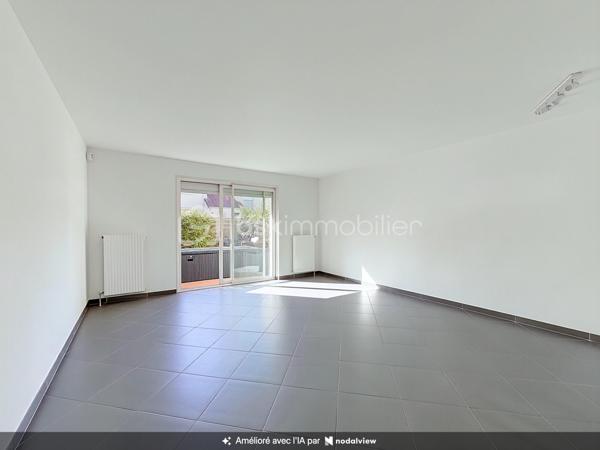 À vendre – Charmante maison familiale d’environ 90 m² avec jardin, située à Élancourt (78990).

Venez découvrir cette maison fonctionnelle et agréable à vivre, idéale pour une famille à la recherche d’un cadre résidentiel, tout en bénéficiant de la proximité des commerces, écoles et transports.
La maison se compose de :

Un grand séjour lumineux et convivial, offrant un bel espace de vie 
Une cuisine indépendante aménagée et équipée 
3 chambres, offrant un espace confortable pour toute la famille 
Une salle de bains 
2 WC, avec un WC au rez-de-chaussée et un second à l’étage 
Un terrain de 30 m², permettant de profiter d’un agréable espace extérieur.
La maison dispose également d’une climatisation réversible Daikin installée en 2025 dans la chambre parentale, idéale pour assurer un confort optimal été comme hiver.

À l’arrière de la maison, côté jardin, les propriétaires bénéficient également d’un espace extérieur commun d’environ 300 m², réservé exclusivement aux 4 familles du secteur.
Cet espace, accessible par un petit portillon sécurisé situé au fond des jardins, constitue un véritable atout pour les familles.
Il permet notamment :
Aux enfants de jouer en toute tranquillité dans un espace sécurisé ;
Aux familles de profiter d’un espace extérieur supplémentaire ;
D’organiser des repas, goûters ou moments conviviaux entre voisins et avec leurs proches ;
De profiter d’un environnement agréable et calme à proximité immédiate de la maison, Un véritable espace de vie supplémentaire, particulièrement appréciable pour les familles avec enfants.

TRAVAUX RÉALISÉS RÉCEMMENT

Les propriétaires ont récemment rafraîchi le bien afin de le maintenir en bon état et d’améliorer son confort.
La toiture a été entièrement refaite en 2025, représentant un véritable atout pour les futurs acquéreurs.
La climatisation réversible Daikin de la chambre parentale a également été installée en 2025.

Commerces & services
Vous trouverez à proximité :
Carrefour Market
Intermarché
Lidl
Commerces et services de proximité

Plusieurs établissements scolaires sont présents dans le secteur, notamment :

Écoles maternelles et élémentaires 
École Le Berceau 
École La Commanderie des Templiers 
Groupe scolaire Alain Cavallier 
École Le Gandouget 
Collège L’Agiot 
Collège de la Clef Saint-Pierre

TRANSPORTS & GARES
Le secteur bénéficie d’une bonne desserte en transports en commun, avec des lignes de bus permettant de rejoindre facilement les différents quartiers d’Élancourt ainsi que les communes voisines.

Bus à proximité, avec des liaisons notamment vers La Verrière, Trappes et Saint-Quentin-en-Yvelines 
Gare de La Verrière, accessible en transports en commun 
Gare de Trappes également accessible 
Gare de Saint-Quentin-en-Yvelines – Montigny-le-Bretonneux, permettant de rejoindre facilement les différents pôles d’activités et le réseau ferroviaire.
ACCÈS ROUTIERS : La maison bénéficie également d’un accès pratique aux principaux axes routiers permettant de rejoindre facilement Trappes, Maurepas, Montigny-le-Bretonneux, Versailles et les communes environnantes.

Une maison familiale, fonctionnelle et agréable à vivre, offrant également un espace extérieur sécurisé et convivial réservé aux quatre familles. Un bien à découvrir sans tarder !

📞 Pour plus d’informations ou pour organiser une visite, n’hésitez pas à me contacter.

SARA RODRIGUES
BSK IMMOBILIER
📱 06 33 82 07 35
✉️ S.RODRIGUES@BSKIMMOBILIER.COM