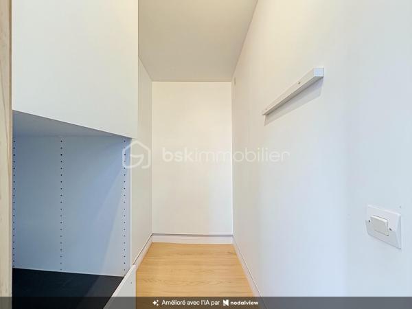 À vendre – Charmante maison familiale d’environ 90 m² avec jardin, située à Élancourt (78990).

Venez découvrir cette maison fonctionnelle et agréable à vivre, idéale pour une famille à la recherche d’un cadre résidentiel, tout en bénéficiant de la proximité des commerces, écoles et transports.
La maison se compose de :

Un grand séjour lumineux et convivial, offrant un bel espace de vie 
Une cuisine indépendante aménagée et équipée 
3 chambres, offrant un espace confortable pour toute la famille 
Une salle de bains 
2 WC, avec un WC au rez-de-chaussée et un second à l’étage 
Un terrain de 30 m², permettant de profiter d’un agréable espace extérieur.
La maison dispose également d’une climatisation réversible Daikin installée en 2025 dans la chambre parentale, idéale pour assurer un confort optimal été comme hiver.

À l’arrière de la maison, côté jardin, les propriétaires bénéficient également d’un espace extérieur commun d’environ 300 m², réservé exclusivement aux 4 familles du secteur.
Cet espace, accessible par un petit portillon sécurisé situé au fond des jardins, constitue un véritable atout pour les familles.
Il permet notamment :
Aux enfants de jouer en toute tranquillité dans un espace sécurisé ;
Aux familles de profiter d’un espace extérieur supplémentaire ;
D’organiser des repas, goûters ou moments conviviaux entre voisins et avec leurs proches ;
De profiter d’un environnement agréable et calme à proximité immédiate de la maison, Un véritable espace de vie supplémentaire, particulièrement appréciable pour les familles avec enfants.

TRAVAUX RÉALISÉS RÉCEMMENT

Les propriétaires ont récemment rafraîchi le bien afin de le maintenir en bon état et d’améliorer son confort.
La toiture a été entièrement refaite en 2025, représentant un véritable atout pour les futurs acquéreurs.
La climatisation réversible Daikin de la chambre parentale a également été installée en 2025.

Commerces & services
Vous trouverez à proximité :
Carrefour Market
Intermarché
Lidl
Commerces et services de proximité

Plusieurs établissements scolaires sont présents dans le secteur, notamment :

Écoles maternelles et élémentaires 
École Le Berceau 
École La Commanderie des Templiers 
Groupe scolaire Alain Cavallier 
École Le Gandouget 
Collège L’Agiot 
Collège de la Clef Saint-Pierre

TRANSPORTS & GARES
Le secteur bénéficie d’une bonne desserte en transports en commun, avec des lignes de bus permettant de rejoindre facilement les différents quartiers d’Élancourt ainsi que les communes voisines.

Bus à proximité, avec des liaisons notamment vers La Verrière, Trappes et Saint-Quentin-en-Yvelines 
Gare de La Verrière, accessible en transports en commun 
Gare de Trappes également accessible 
Gare de Saint-Quentin-en-Yvelines – Montigny-le-Bretonneux, permettant de rejoindre facilement les différents pôles d’activités et le réseau ferroviaire.
ACCÈS ROUTIERS : La maison bénéficie également d’un accès pratique aux principaux axes routiers permettant de rejoindre facilement Trappes, Maurepas, Montigny-le-Bretonneux, Versailles et les communes environnantes.

Une maison familiale, fonctionnelle et agréable à vivre, offrant également un espace extérieur sécurisé et convivial réservé aux quatre familles. Un bien à découvrir sans tarder !

📞 Pour plus d’informations ou pour organiser une visite, n’hésitez pas à me contacter.

SARA RODRIGUES
BSK IMMOBILIER
📱 06 33 82 07 35
✉️ S.RODRIGUES@BSKIMMOBILIER.COM