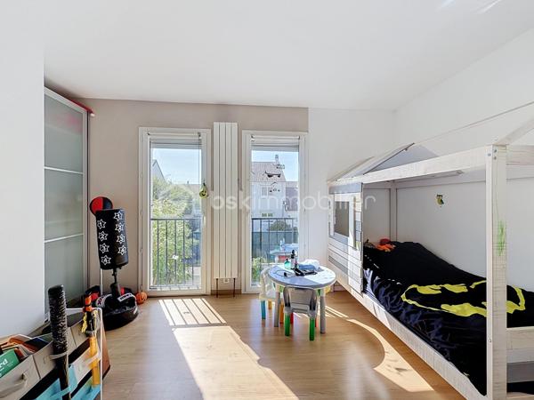 À vendre – Charmante maison familiale d’environ 90 m² avec jardin, située à Élancourt (78990).

Venez découvrir cette maison fonctionnelle et agréable à vivre, idéale pour une famille à la recherche d’un cadre résidentiel, tout en bénéficiant de la proximité des commerces, écoles et transports.
La maison se compose de :

Un grand séjour lumineux et convivial, offrant un bel espace de vie 
Une cuisine indépendante aménagée et équipée 
3 chambres, offrant un espace confortable pour toute la famille 
Une salle de bains 
2 WC, avec un WC au rez-de-chaussée et un second à l’étage 
Un terrain de 30 m², permettant de profiter d’un agréable espace extérieur.
La maison dispose également d’une climatisation réversible Daikin installée en 2025 dans la chambre parentale, idéale pour assurer un confort optimal été comme hiver.

À l’arrière de la maison, côté jardin, les propriétaires bénéficient également d’un espace extérieur commun d’environ 300 m², réservé exclusivement aux 4 familles du secteur.
Cet espace, accessible par un petit portillon sécurisé situé au fond des jardins, constitue un véritable atout pour les familles.
Il permet notamment :
Aux enfants de jouer en toute tranquillité dans un espace sécurisé ;
Aux familles de profiter d’un espace extérieur supplémentaire ;
D’organiser des repas, goûters ou moments conviviaux entre voisins et avec leurs proches ;
De profiter d’un environnement agréable et calme à proximité immédiate de la maison, Un véritable espace de vie supplémentaire, particulièrement appréciable pour les familles avec enfants.

TRAVAUX RÉALISÉS RÉCEMMENT

Les propriétaires ont récemment rafraîchi le bien afin de le maintenir en bon état et d’améliorer son confort.
La toiture a été entièrement refaite en 2025, représentant un véritable atout pour les futurs acquéreurs.
La climatisation réversible Daikin de la chambre parentale a également été installée en 2025.

Commerces & services
Vous trouverez à proximité :
Carrefour Market
Intermarché
Lidl
Commerces et services de proximité

Plusieurs établissements scolaires sont présents dans le secteur, notamment :

Écoles maternelles et élémentaires 
École Le Berceau 
École La Commanderie des Templiers 
Groupe scolaire Alain Cavallier 
École Le Gandouget 
Collège L’Agiot 
Collège de la Clef Saint-Pierre

TRANSPORTS & GARES
Le secteur bénéficie d’une bonne desserte en transports en commun, avec des lignes de bus permettant de rejoindre facilement les différents quartiers d’Élancourt ainsi que les communes voisines.

Bus à proximité, avec des liaisons notamment vers La Verrière, Trappes et Saint-Quentin-en-Yvelines 
Gare de La Verrière, accessible en transports en commun 
Gare de Trappes également accessible 
Gare de Saint-Quentin-en-Yvelines – Montigny-le-Bretonneux, permettant de rejoindre facilement les différents pôles d’activités et le réseau ferroviaire.
ACCÈS ROUTIERS : La maison bénéficie également d’un accès pratique aux principaux axes routiers permettant de rejoindre facilement Trappes, Maurepas, Montigny-le-Bretonneux, Versailles et les communes environnantes.

Une maison familiale, fonctionnelle et agréable à vivre, offrant également un espace extérieur sécurisé et convivial réservé aux quatre familles. Un bien à découvrir sans tarder !

📞 Pour plus d’informations ou pour organiser une visite, n’hésitez pas à me contacter.

SARA RODRIGUES
BSK IMMOBILIER
📱 06 33 82 07 35
✉️ S.RODRIGUES@BSKIMMOBILIER.COM