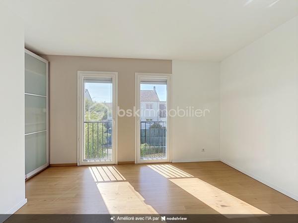À vendre – Charmante maison familiale d’environ 90 m² avec jardin, située à Élancourt (78990).

Venez découvrir cette maison fonctionnelle et agréable à vivre, idéale pour une famille à la recherche d’un cadre résidentiel, tout en bénéficiant de la proximité des commerces, écoles et transports.
La maison se compose de :

Un grand séjour lumineux et convivial, offrant un bel espace de vie 
Une cuisine indépendante aménagée et équipée 
3 chambres, offrant un espace confortable pour toute la famille 
Une salle de bains 
2 WC, avec un WC au rez-de-chaussée et un second à l’étage 
Un terrain de 30 m², permettant de profiter d’un agréable espace extérieur.
La maison dispose également d’une climatisation réversible Daikin installée en 2025 dans la chambre parentale, idéale pour assurer un confort optimal été comme hiver.

À l’arrière de la maison, côté jardin, les propriétaires bénéficient également d’un espace extérieur commun d’environ 300 m², réservé exclusivement aux 4 familles du secteur.
Cet espace, accessible par un petit portillon sécurisé situé au fond des jardins, constitue un véritable atout pour les familles.
Il permet notamment :
Aux enfants de jouer en toute tranquillité dans un espace sécurisé ;
Aux familles de profiter d’un espace extérieur supplémentaire ;
D’organiser des repas, goûters ou moments conviviaux entre voisins et avec leurs proches ;
De profiter d’un environnement agréable et calme à proximité immédiate de la maison, Un véritable espace de vie supplémentaire, particulièrement appréciable pour les familles avec enfants.

TRAVAUX RÉALISÉS RÉCEMMENT

Les propriétaires ont récemment rafraîchi le bien afin de le maintenir en bon état et d’améliorer son confort.
La toiture a été entièrement refaite en 2025, représentant un véritable atout pour les futurs acquéreurs.
La climatisation réversible Daikin de la chambre parentale a également été installée en 2025.

Commerces & services
Vous trouverez à proximité :
Carrefour Market
Intermarché
Lidl
Commerces et services de proximité

Plusieurs établissements scolaires sont présents dans le secteur, notamment :

Écoles maternelles et élémentaires 
École Le Berceau 
École La Commanderie des Templiers 
Groupe scolaire Alain Cavallier 
École Le Gandouget 
Collège L’Agiot 
Collège de la Clef Saint-Pierre

TRANSPORTS & GARES
Le secteur bénéficie d’une bonne desserte en transports en commun, avec des lignes de bus permettant de rejoindre facilement les différents quartiers d’Élancourt ainsi que les communes voisines.

Bus à proximité, avec des liaisons notamment vers La Verrière, Trappes et Saint-Quentin-en-Yvelines 
Gare de La Verrière, accessible en transports en commun 
Gare de Trappes également accessible 
Gare de Saint-Quentin-en-Yvelines – Montigny-le-Bretonneux, permettant de rejoindre facilement les différents pôles d’activités et le réseau ferroviaire.
ACCÈS ROUTIERS : La maison bénéficie également d’un accès pratique aux principaux axes routiers permettant de rejoindre facilement Trappes, Maurepas, Montigny-le-Bretonneux, Versailles et les communes environnantes.

Une maison familiale, fonctionnelle et agréable à vivre, offrant également un espace extérieur sécurisé et convivial réservé aux quatre familles. Un bien à découvrir sans tarder !

📞 Pour plus d’informations ou pour organiser une visite, n’hésitez pas à me contacter.

SARA RODRIGUES
BSK IMMOBILIER
📱 06 33 82 07 35
✉️ S.RODRIGUES@BSKIMMOBILIER.COM