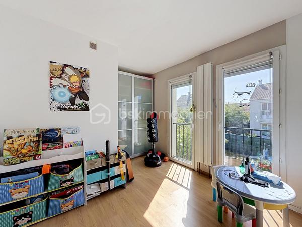 À vendre – Charmante maison familiale d’environ 90 m² avec jardin, située à Élancourt (78990).

Venez découvrir cette maison fonctionnelle et agréable à vivre, idéale pour une famille à la recherche d’un cadre résidentiel, tout en bénéficiant de la proximité des commerces, écoles et transports.
La maison se compose de :

Un grand séjour lumineux et convivial, offrant un bel espace de vie 
Une cuisine indépendante aménagée et équipée 
3 chambres, offrant un espace confortable pour toute la famille 
Une salle de bains 
2 WC, avec un WC au rez-de-chaussée et un second à l’étage 
Un terrain de 30 m², permettant de profiter d’un agréable espace extérieur.
La maison dispose également d’une climatisation réversible Daikin installée en 2025 dans la chambre parentale, idéale pour assurer un confort optimal été comme hiver.

À l’arrière de la maison, côté jardin, les propriétaires bénéficient également d’un espace extérieur commun d’environ 300 m², réservé exclusivement aux 4 familles du secteur.
Cet espace, accessible par un petit portillon sécurisé situé au fond des jardins, constitue un véritable atout pour les familles.
Il permet notamment :
Aux enfants de jouer en toute tranquillité dans un espace sécurisé ;
Aux familles de profiter d’un espace extérieur supplémentaire ;
D’organiser des repas, goûters ou moments conviviaux entre voisins et avec leurs proches ;
De profiter d’un environnement agréable et calme à proximité immédiate de la maison, Un véritable espace de vie supplémentaire, particulièrement appréciable pour les familles avec enfants.

TRAVAUX RÉALISÉS RÉCEMMENT

Les propriétaires ont récemment rafraîchi le bien afin de le maintenir en bon état et d’améliorer son confort.
La toiture a été entièrement refaite en 2025, représentant un véritable atout pour les futurs acquéreurs.
La climatisation réversible Daikin de la chambre parentale a également été installée en 2025.

Commerces & services
Vous trouverez à proximité :
Carrefour Market
Intermarché
Lidl
Commerces et services de proximité

Plusieurs établissements scolaires sont présents dans le secteur, notamment :

Écoles maternelles et élémentaires 
École Le Berceau 
École La Commanderie des Templiers 
Groupe scolaire Alain Cavallier 
École Le Gandouget 
Collège L’Agiot 
Collège de la Clef Saint-Pierre

TRANSPORTS & GARES
Le secteur bénéficie d’une bonne desserte en transports en commun, avec des lignes de bus permettant de rejoindre facilement les différents quartiers d’Élancourt ainsi que les communes voisines.

Bus à proximité, avec des liaisons notamment vers La Verrière, Trappes et Saint-Quentin-en-Yvelines 
Gare de La Verrière, accessible en transports en commun 
Gare de Trappes également accessible 
Gare de Saint-Quentin-en-Yvelines – Montigny-le-Bretonneux, permettant de rejoindre facilement les différents pôles d’activités et le réseau ferroviaire.
ACCÈS ROUTIERS : La maison bénéficie également d’un accès pratique aux principaux axes routiers permettant de rejoindre facilement Trappes, Maurepas, Montigny-le-Bretonneux, Versailles et les communes environnantes.

Une maison familiale, fonctionnelle et agréable à vivre, offrant également un espace extérieur sécurisé et convivial réservé aux quatre familles. Un bien à découvrir sans tarder !

📞 Pour plus d’informations ou pour organiser une visite, n’hésitez pas à me contacter.

SARA RODRIGUES
BSK IMMOBILIER
📱 06 33 82 07 35
✉️ S.RODRIGUES@BSKIMMOBILIER.COM