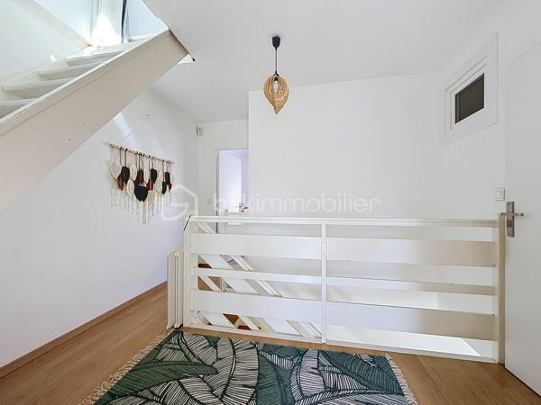 À vendre – Charmante maison familiale d’environ 90 m² avec jardin, située à Élancourt (78990).

Venez découvrir cette maison fonctionnelle et agréable à vivre, idéale pour une famille à la recherche d’un cadre résidentiel, tout en bénéficiant de la proximité des commerces, écoles et transports.
La maison se compose de :

Un grand séjour lumineux et convivial, offrant un bel espace de vie 
Une cuisine indépendante aménagée et équipée 
3 chambres, offrant un espace confortable pour toute la famille 
Une salle de bains 
2 WC, avec un WC au rez-de-chaussée et un second à l’étage 
Un terrain de 30 m², permettant de profiter d’un agréable espace extérieur.
La maison dispose également d’une climatisation réversible Daikin installée en 2025 dans la chambre parentale, idéale pour assurer un confort optimal été comme hiver.

À l’arrière de la maison, côté jardin, les propriétaires bénéficient également d’un espace extérieur commun d’environ 300 m², réservé exclusivement aux 4 familles du secteur.
Cet espace, accessible par un petit portillon sécurisé situé au fond des jardins, constitue un véritable atout pour les familles.
Il permet notamment :
Aux enfants de jouer en toute tranquillité dans un espace sécurisé ;
Aux familles de profiter d’un espace extérieur supplémentaire ;
D’organiser des repas, goûters ou moments conviviaux entre voisins et avec leurs proches ;
De profiter d’un environnement agréable et calme à proximité immédiate de la maison, Un véritable espace de vie supplémentaire, particulièrement appréciable pour les familles avec enfants.

TRAVAUX RÉALISÉS RÉCEMMENT

Les propriétaires ont récemment rafraîchi le bien afin de le maintenir en bon état et d’améliorer son confort.
La toiture a été entièrement refaite en 2025, représentant un véritable atout pour les futurs acquéreurs.
La climatisation réversible Daikin de la chambre parentale a également été installée en 2025.

Commerces & services
Vous trouverez à proximité :
Carrefour Market
Intermarché
Lidl
Commerces et services de proximité

Plusieurs établissements scolaires sont présents dans le secteur, notamment :

Écoles maternelles et élémentaires 
École Le Berceau 
École La Commanderie des Templiers 
Groupe scolaire Alain Cavallier 
École Le Gandouget 
Collège L’Agiot 
Collège de la Clef Saint-Pierre

TRANSPORTS & GARES
Le secteur bénéficie d’une bonne desserte en transports en commun, avec des lignes de bus permettant de rejoindre facilement les différents quartiers d’Élancourt ainsi que les communes voisines.

Bus à proximité, avec des liaisons notamment vers La Verrière, Trappes et Saint-Quentin-en-Yvelines 
Gare de La Verrière, accessible en transports en commun 
Gare de Trappes également accessible 
Gare de Saint-Quentin-en-Yvelines – Montigny-le-Bretonneux, permettant de rejoindre facilement les différents pôles d’activités et le réseau ferroviaire.
ACCÈS ROUTIERS : La maison bénéficie également d’un accès pratique aux principaux axes routiers permettant de rejoindre facilement Trappes, Maurepas, Montigny-le-Bretonneux, Versailles et les communes environnantes.

Une maison familiale, fonctionnelle et agréable à vivre, offrant également un espace extérieur sécurisé et convivial réservé aux quatre familles. Un bien à découvrir sans tarder !

📞 Pour plus d’informations ou pour organiser une visite, n’hésitez pas à me contacter.

SARA RODRIGUES
BSK IMMOBILIER
📱 06 33 82 07 35
✉️ S.RODRIGUES@BSKIMMOBILIER.COM