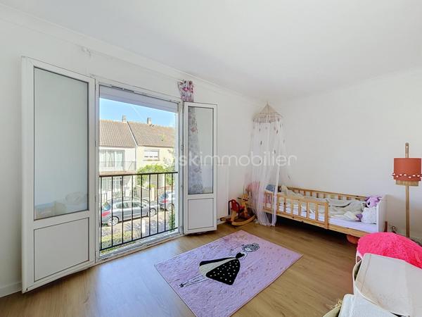 À vendre – Charmante maison familiale d’environ 90 m² avec jardin, située à Élancourt (78990).

Venez découvrir cette maison fonctionnelle et agréable à vivre, idéale pour une famille à la recherche d’un cadre résidentiel, tout en bénéficiant de la proximité des commerces, écoles et transports.
La maison se compose de :

Un grand séjour lumineux et convivial, offrant un bel espace de vie 
Une cuisine indépendante aménagée et équipée 
3 chambres, offrant un espace confortable pour toute la famille 
Une salle de bains 
2 WC, avec un WC au rez-de-chaussée et un second à l’étage 
Un terrain de 30 m², permettant de profiter d’un agréable espace extérieur.
La maison dispose également d’une climatisation réversible Daikin installée en 2025 dans la chambre parentale, idéale pour assurer un confort optimal été comme hiver.

À l’arrière de la maison, côté jardin, les propriétaires bénéficient également d’un espace extérieur commun d’environ 300 m², réservé exclusivement aux 4 familles du secteur.
Cet espace, accessible par un petit portillon sécurisé situé au fond des jardins, constitue un véritable atout pour les familles.
Il permet notamment :
Aux enfants de jouer en toute tranquillité dans un espace sécurisé ;
Aux familles de profiter d’un espace extérieur supplémentaire ;
D’organiser des repas, goûters ou moments conviviaux entre voisins et avec leurs proches ;
De profiter d’un environnement agréable et calme à proximité immédiate de la maison, Un véritable espace de vie supplémentaire, particulièrement appréciable pour les familles avec enfants.

TRAVAUX RÉALISÉS RÉCEMMENT

Les propriétaires ont récemment rafraîchi le bien afin de le maintenir en bon état et d’améliorer son confort.
La toiture a été entièrement refaite en 2025, représentant un véritable atout pour les futurs acquéreurs.
La climatisation réversible Daikin de la chambre parentale a également été installée en 2025.

Commerces & services
Vous trouverez à proximité :
Carrefour Market
Intermarché
Lidl
Commerces et services de proximité

Plusieurs établissements scolaires sont présents dans le secteur, notamment :

Écoles maternelles et élémentaires 
École Le Berceau 
École La Commanderie des Templiers 
Groupe scolaire Alain Cavallier 
École Le Gandouget 
Collège L’Agiot 
Collège de la Clef Saint-Pierre

TRANSPORTS & GARES
Le secteur bénéficie d’une bonne desserte en transports en commun, avec des lignes de bus permettant de rejoindre facilement les différents quartiers d’Élancourt ainsi que les communes voisines.

Bus à proximité, avec des liaisons notamment vers La Verrière, Trappes et Saint-Quentin-en-Yvelines 
Gare de La Verrière, accessible en transports en commun 
Gare de Trappes également accessible 
Gare de Saint-Quentin-en-Yvelines – Montigny-le-Bretonneux, permettant de rejoindre facilement les différents pôles d’activités et le réseau ferroviaire.
ACCÈS ROUTIERS : La maison bénéficie également d’un accès pratique aux principaux axes routiers permettant de rejoindre facilement Trappes, Maurepas, Montigny-le-Bretonneux, Versailles et les communes environnantes.

Une maison familiale, fonctionnelle et agréable à vivre, offrant également un espace extérieur sécurisé et convivial réservé aux quatre familles. Un bien à découvrir sans tarder !

📞 Pour plus d’informations ou pour organiser une visite, n’hésitez pas à me contacter.

SARA RODRIGUES
BSK IMMOBILIER
📱 06 33 82 07 35
✉️ S.RODRIGUES@BSKIMMOBILIER.COM