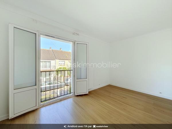 À vendre – Charmante maison familiale d’environ 90 m² avec jardin, située à Élancourt (78990).

Venez découvrir cette maison fonctionnelle et agréable à vivre, idéale pour une famille à la recherche d’un cadre résidentiel, tout en bénéficiant de la proximité des commerces, écoles et transports.
La maison se compose de :

Un grand séjour lumineux et convivial, offrant un bel espace de vie 
Une cuisine indépendante aménagée et équipée 
3 chambres, offrant un espace confortable pour toute la famille 
Une salle de bains 
2 WC, avec un WC au rez-de-chaussée et un second à l’étage 
Un terrain de 30 m², permettant de profiter d’un agréable espace extérieur.
La maison dispose également d’une climatisation réversible Daikin installée en 2025 dans la chambre parentale, idéale pour assurer un confort optimal été comme hiver.

À l’arrière de la maison, côté jardin, les propriétaires bénéficient également d’un espace extérieur commun d’environ 300 m², réservé exclusivement aux 4 familles du secteur.
Cet espace, accessible par un petit portillon sécurisé situé au fond des jardins, constitue un véritable atout pour les familles.
Il permet notamment :
Aux enfants de jouer en toute tranquillité dans un espace sécurisé ;
Aux familles de profiter d’un espace extérieur supplémentaire ;
D’organiser des repas, goûters ou moments conviviaux entre voisins et avec leurs proches ;
De profiter d’un environnement agréable et calme à proximité immédiate de la maison, Un véritable espace de vie supplémentaire, particulièrement appréciable pour les familles avec enfants.

TRAVAUX RÉALISÉS RÉCEMMENT

Les propriétaires ont récemment rafraîchi le bien afin de le maintenir en bon état et d’améliorer son confort.
La toiture a été entièrement refaite en 2025, représentant un véritable atout pour les futurs acquéreurs.
La climatisation réversible Daikin de la chambre parentale a également été installée en 2025.

Commerces & services
Vous trouverez à proximité :
Carrefour Market
Intermarché
Lidl
Commerces et services de proximité

Plusieurs établissements scolaires sont présents dans le secteur, notamment :

Écoles maternelles et élémentaires 
École Le Berceau 
École La Commanderie des Templiers 
Groupe scolaire Alain Cavallier 
École Le Gandouget 
Collège L’Agiot 
Collège de la Clef Saint-Pierre

TRANSPORTS & GARES
Le secteur bénéficie d’une bonne desserte en transports en commun, avec des lignes de bus permettant de rejoindre facilement les différents quartiers d’Élancourt ainsi que les communes voisines.

Bus à proximité, avec des liaisons notamment vers La Verrière, Trappes et Saint-Quentin-en-Yvelines 
Gare de La Verrière, accessible en transports en commun 
Gare de Trappes également accessible 
Gare de Saint-Quentin-en-Yvelines – Montigny-le-Bretonneux, permettant de rejoindre facilement les différents pôles d’activités et le réseau ferroviaire.
ACCÈS ROUTIERS : La maison bénéficie également d’un accès pratique aux principaux axes routiers permettant de rejoindre facilement Trappes, Maurepas, Montigny-le-Bretonneux, Versailles et les communes environnantes.

Une maison familiale, fonctionnelle et agréable à vivre, offrant également un espace extérieur sécurisé et convivial réservé aux quatre familles. Un bien à découvrir sans tarder !

📞 Pour plus d’informations ou pour organiser une visite, n’hésitez pas à me contacter.

SARA RODRIGUES
BSK IMMOBILIER
📱 06 33 82 07 35
✉️ S.RODRIGUES@BSKIMMOBILIER.COM