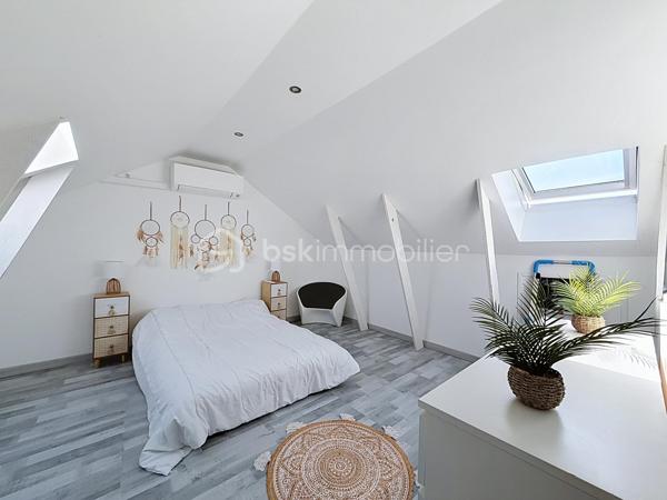 À vendre – Charmante maison familiale d’environ 90 m² avec jardin, située à Élancourt (78990).

Venez découvrir cette maison fonctionnelle et agréable à vivre, idéale pour une famille à la recherche d’un cadre résidentiel, tout en bénéficiant de la proximité des commerces, écoles et transports.
La maison se compose de :

Un grand séjour lumineux et convivial, offrant un bel espace de vie 
Une cuisine indépendante aménagée et équipée 
3 chambres, offrant un espace confortable pour toute la famille 
Une salle de bains 
2 WC, avec un WC au rez-de-chaussée et un second à l’étage 
Un terrain de 30 m², permettant de profiter d’un agréable espace extérieur.
La maison dispose également d’une climatisation réversible Daikin installée en 2025 dans la chambre parentale, idéale pour assurer un confort optimal été comme hiver.

À l’arrière de la maison, côté jardin, les propriétaires bénéficient également d’un espace extérieur commun d’environ 300 m², réservé exclusivement aux 4 familles du secteur.
Cet espace, accessible par un petit portillon sécurisé situé au fond des jardins, constitue un véritable atout pour les familles.
Il permet notamment :
Aux enfants de jouer en toute tranquillité dans un espace sécurisé ;
Aux familles de profiter d’un espace extérieur supplémentaire ;
D’organiser des repas, goûters ou moments conviviaux entre voisins et avec leurs proches ;
De profiter d’un environnement agréable et calme à proximité immédiate de la maison, Un véritable espace de vie supplémentaire, particulièrement appréciable pour les familles avec enfants.

TRAVAUX RÉALISÉS RÉCEMMENT

Les propriétaires ont récemment rafraîchi le bien afin de le maintenir en bon état et d’améliorer son confort.
La toiture a été entièrement refaite en 2025, représentant un véritable atout pour les futurs acquéreurs.
La climatisation réversible Daikin de la chambre parentale a également été installée en 2025.

Commerces & services
Vous trouverez à proximité :
Carrefour Market
Intermarché
Lidl
Commerces et services de proximité

Plusieurs établissements scolaires sont présents dans le secteur, notamment :

Écoles maternelles et élémentaires 
École Le Berceau 
École La Commanderie des Templiers 
Groupe scolaire Alain Cavallier 
École Le Gandouget 
Collège L’Agiot 
Collège de la Clef Saint-Pierre

TRANSPORTS & GARES
Le secteur bénéficie d’une bonne desserte en transports en commun, avec des lignes de bus permettant de rejoindre facilement les différents quartiers d’Élancourt ainsi que les communes voisines.

Bus à proximité, avec des liaisons notamment vers La Verrière, Trappes et Saint-Quentin-en-Yvelines 
Gare de La Verrière, accessible en transports en commun 
Gare de Trappes également accessible 
Gare de Saint-Quentin-en-Yvelines – Montigny-le-Bretonneux, permettant de rejoindre facilement les différents pôles d’activités et le réseau ferroviaire.
ACCÈS ROUTIERS : La maison bénéficie également d’un accès pratique aux principaux axes routiers permettant de rejoindre facilement Trappes, Maurepas, Montigny-le-Bretonneux, Versailles et les communes environnantes.

Une maison familiale, fonctionnelle et agréable à vivre, offrant également un espace extérieur sécurisé et convivial réservé aux quatre familles. Un bien à découvrir sans tarder !

📞 Pour plus d’informations ou pour organiser une visite, n’hésitez pas à me contacter.

SARA RODRIGUES
BSK IMMOBILIER
📱 06 33 82 07 35
✉️ S.RODRIGUES@BSKIMMOBILIER.COM