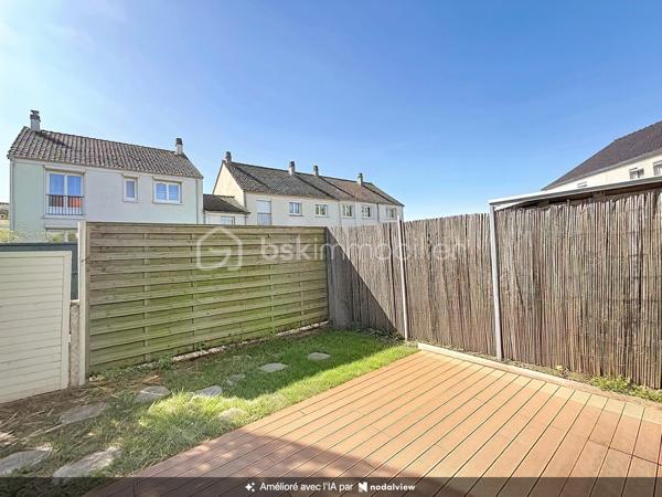À vendre – Charmante maison familiale d’environ 90 m² avec jardin, située à Élancourt (78990).

Venez découvrir cette maison fonctionnelle et agréable à vivre, idéale pour une famille à la recherche d’un cadre résidentiel, tout en bénéficiant de la proximité des commerces, écoles et transports.
La maison se compose de :

Un grand séjour lumineux et convivial, offrant un bel espace de vie 
Une cuisine indépendante aménagée et équipée 
3 chambres, offrant un espace confortable pour toute la famille 
Une salle de bains 
2 WC, avec un WC au rez-de-chaussée et un second à l’étage 
Un terrain de 30 m², permettant de profiter d’un agréable espace extérieur.
La maison dispose également d’une climatisation réversible Daikin installée en 2025 dans la chambre parentale, idéale pour assurer un confort optimal été comme hiver.

À l’arrière de la maison, côté jardin, les propriétaires bénéficient également d’un espace extérieur commun d’environ 300 m², réservé exclusivement aux 4 familles du secteur.
Cet espace, accessible par un petit portillon sécurisé situé au fond des jardins, constitue un véritable atout pour les familles.
Il permet notamment :
Aux enfants de jouer en toute tranquillité dans un espace sécurisé ;
Aux familles de profiter d’un espace extérieur supplémentaire ;
D’organiser des repas, goûters ou moments conviviaux entre voisins et avec leurs proches ;
De profiter d’un environnement agréable et calme à proximité immédiate de la maison, Un véritable espace de vie supplémentaire, particulièrement appréciable pour les familles avec enfants.

TRAVAUX RÉALISÉS RÉCEMMENT

Les propriétaires ont récemment rafraîchi le bien afin de le maintenir en bon état et d’améliorer son confort.
La toiture a été entièrement refaite en 2025, représentant un véritable atout pour les futurs acquéreurs.
La climatisation réversible Daikin de la chambre parentale a également été installée en 2025.

Commerces & services
Vous trouverez à proximité :
Carrefour Market
Intermarché
Lidl
Commerces et services de proximité

Plusieurs établissements scolaires sont présents dans le secteur, notamment :

Écoles maternelles et élémentaires 
École Le Berceau 
École La Commanderie des Templiers 
Groupe scolaire Alain Cavallier 
École Le Gandouget 
Collège L’Agiot 
Collège de la Clef Saint-Pierre

TRANSPORTS & GARES
Le secteur bénéficie d’une bonne desserte en transports en commun, avec des lignes de bus permettant de rejoindre facilement les différents quartiers d’Élancourt ainsi que les communes voisines.

Bus à proximité, avec des liaisons notamment vers La Verrière, Trappes et Saint-Quentin-en-Yvelines 
Gare de La Verrière, accessible en transports en commun 
Gare de Trappes également accessible 
Gare de Saint-Quentin-en-Yvelines – Montigny-le-Bretonneux, permettant de rejoindre facilement les différents pôles d’activités et le réseau ferroviaire.
ACCÈS ROUTIERS : La maison bénéficie également d’un accès pratique aux principaux axes routiers permettant de rejoindre facilement Trappes, Maurepas, Montigny-le-Bretonneux, Versailles et les communes environnantes.

Une maison familiale, fonctionnelle et agréable à vivre, offrant également un espace extérieur sécurisé et convivial réservé aux quatre familles. Un bien à découvrir sans tarder !

📞 Pour plus d’informations ou pour organiser une visite, n’hésitez pas à me contacter.

SARA RODRIGUES
BSK IMMOBILIER
📱 06 33 82 07 35
✉️ S.RODRIGUES@BSKIMMOBILIER.COM