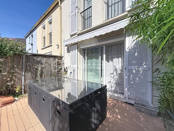 À vendre – Charmante maison familiale d’environ 90 m² avec jardin, située à Élancourt (78990).

Venez découvrir cette maison fonctionnelle et agréable à vivre, idéale pour une famille à la recherche d’un cadre résidentiel, tout en bénéficiant de la proximité des commerces, écoles et transports.
La maison se compose de :

Un grand séjour lumineux et convivial, offrant un bel espace de vie 
Une cuisine indépendante aménagée et équipée 
3 chambres, offrant un espace confortable pour toute la famille 
Une salle de bains 
2 WC, avec un WC au rez-de-chaussée et un second à l’étage 
Un terrain de 30 m², permettant de profiter d’un agréable espace extérieur.
La maison dispose également d’une climatisation réversible Daikin installée en 2025 dans la chambre parentale, idéale pour assurer un confort optimal été comme hiver.

À l’arrière de la maison, côté jardin, les propriétaires bénéficient également d’un espace extérieur commun d’environ 300 m², réservé exclusivement aux 4 familles du secteur.
Cet espace, accessible par un petit portillon sécurisé situé au fond des jardins, constitue un véritable atout pour les familles.
Il permet notamment :
Aux enfants de jouer en toute tranquillité dans un espace sécurisé ;
Aux familles de profiter d’un espace extérieur supplémentaire ;
D’organiser des repas, goûters ou moments conviviaux entre voisins et avec leurs proches ;
De profiter d’un environnement agréable et calme à proximité immédiate de la maison, Un véritable espace de vie supplémentaire, particulièrement appréciable pour les familles avec enfants.

TRAVAUX RÉALISÉS RÉCEMMENT

Les propriétaires ont récemment rafraîchi le bien afin de le maintenir en bon état et d’améliorer son confort.
La toiture a été entièrement refaite en 2025, représentant un véritable atout pour les futurs acquéreurs.
La climatisation réversible Daikin de la chambre parentale a également été installée en 2025.

Commerces & services
Vous trouverez à proximité :
Carrefour Market
Intermarché
Lidl
Commerces et services de proximité

Plusieurs établissements scolaires sont présents dans le secteur, notamment :

Écoles maternelles et élémentaires 
École Le Berceau 
École La Commanderie des Templiers 
Groupe scolaire Alain Cavallier 
École Le Gandouget 
Collège L’Agiot 
Collège de la Clef Saint-Pierre

TRANSPORTS & GARES
Le secteur bénéficie d’une bonne desserte en transports en commun, avec des lignes de bus permettant de rejoindre facilement les différents quartiers d’Élancourt ainsi que les communes voisines.

Bus à proximité, avec des liaisons notamment vers La Verrière, Trappes et Saint-Quentin-en-Yvelines 
Gare de La Verrière, accessible en transports en commun 
Gare de Trappes également accessible 
Gare de Saint-Quentin-en-Yvelines – Montigny-le-Bretonneux, permettant de rejoindre facilement les différents pôles d’activités et le réseau ferroviaire.
ACCÈS ROUTIERS : La maison bénéficie également d’un accès pratique aux principaux axes routiers permettant de rejoindre facilement Trappes, Maurepas, Montigny-le-Bretonneux, Versailles et les communes environnantes.

Une maison familiale, fonctionnelle et agréable à vivre, offrant également un espace extérieur sécurisé et convivial réservé aux quatre familles. Un bien à découvrir sans tarder !

📞 Pour plus d’informations ou pour organiser une visite, n’hésitez pas à me contacter.

SARA RODRIGUES
BSK IMMOBILIER
📱 06 33 82 07 35
✉️ S.RODRIGUES@BSKIMMOBILIER.COM