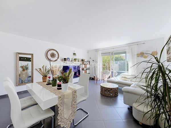 À vendre – Charmante maison familiale d’environ 90 m² avec jardin, située à Élancourt (78990).

Venez découvrir cette maison fonctionnelle et agréable à vivre, idéale pour une famille à la recherche d’un cadre résidentiel, tout en bénéficiant de la proximité des commerces, écoles et transports.
La maison se compose de :

Un grand séjour lumineux et convivial, offrant un bel espace de vie 
Une cuisine indépendante aménagée et équipée 
3 chambres, offrant un espace confortable pour toute la famille 
Une salle de bains 
2 WC, avec un WC au rez-de-chaussée et un second à l’étage 
Un terrain de 30 m², permettant de profiter d’un agréable espace extérieur.
La maison dispose également d’une climatisation réversible Daikin installée en 2025 dans la chambre parentale, idéale pour assurer un confort optimal été comme hiver.

À l’arrière de la maison, côté jardin, les propriétaires bénéficient également d’un espace extérieur commun d’environ 300 m², réservé exclusivement aux 4 familles du secteur.
Cet espace, accessible par un petit portillon sécurisé situé au fond des jardins, constitue un véritable atout pour les familles.
Il permet notamment :
Aux enfants de jouer en toute tranquillité dans un espace sécurisé ;
Aux familles de profiter d’un espace extérieur supplémentaire ;
D’organiser des repas, goûters ou moments conviviaux entre voisins et avec leurs proches ;
De profiter d’un environnement agréable et calme à proximité immédiate de la maison, Un véritable espace de vie supplémentaire, particulièrement appréciable pour les familles avec enfants.

TRAVAUX RÉALISÉS RÉCEMMENT

Les propriétaires ont récemment rafraîchi le bien afin de le maintenir en bon état et d’améliorer son confort.
La toiture a été entièrement refaite en 2025, représentant un véritable atout pour les futurs acquéreurs.
La climatisation réversible Daikin de la chambre parentale a également été installée en 2025.

Commerces & services
Vous trouverez à proximité :
Carrefour Market
Intermarché
Lidl
Commerces et services de proximité

Plusieurs établissements scolaires sont présents dans le secteur, notamment :

Écoles maternelles et élémentaires 
École Le Berceau 
École La Commanderie des Templiers 
Groupe scolaire Alain Cavallier 
École Le Gandouget 
Collège L’Agiot 
Collège de la Clef Saint-Pierre

TRANSPORTS & GARES
Le secteur bénéficie d’une bonne desserte en transports en commun, avec des lignes de bus permettant de rejoindre facilement les différents quartiers d’Élancourt ainsi que les communes voisines.

Bus à proximité, avec des liaisons notamment vers La Verrière, Trappes et Saint-Quentin-en-Yvelines 
Gare de La Verrière, accessible en transports en commun 
Gare de Trappes également accessible 
Gare de Saint-Quentin-en-Yvelines – Montigny-le-Bretonneux, permettant de rejoindre facilement les différents pôles d’activités et le réseau ferroviaire.
ACCÈS ROUTIERS : La maison bénéficie également d’un accès pratique aux principaux axes routiers permettant de rejoindre facilement Trappes, Maurepas, Montigny-le-Bretonneux, Versailles et les communes environnantes.

Une maison familiale, fonctionnelle et agréable à vivre, offrant également un espace extérieur sécurisé et convivial réservé aux quatre familles. Un bien à découvrir sans tarder !

📞 Pour plus d’informations ou pour organiser une visite, n’hésitez pas à me contacter.

SARA RODRIGUES
BSK IMMOBILIER
📱 06 33 82 07 35
✉️ S.RODRIGUES@BSKIMMOBILIER.COM