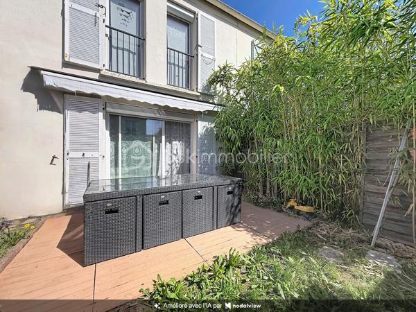 À vendre – Charmante maison familiale d’environ 90 m² avec jardin, située à Élancourt (78990).

Venez découvrir cette maison fonctionnelle et agréable à vivre, idéale pour une famille à la recherche d’un cadre résidentiel, tout en bénéficiant de la proximité des commerces, écoles et transports.
La maison se compose de :

Un grand séjour lumineux et convivial, offrant un bel espace de vie 
Une cuisine indépendante aménagée et équipée 
3 chambres, offrant un espace confortable pour toute la famille 
Une salle de bains 
2 WC, avec un WC au rez-de-chaussée et un second à l’étage 
Un terrain de 30 m², permettant de profiter d’un agréable espace extérieur.
La maison dispose également d’une climatisation réversible Daikin installée en 2025 dans la chambre parentale, idéale pour assurer un confort optimal été comme hiver.

À l’arrière de la maison, côté jardin, les propriétaires bénéficient également d’un espace extérieur commun d’environ 300 m², réservé exclusivement aux 4 familles du secteur.
Cet espace, accessible par un petit portillon sécurisé situé au fond des jardins, constitue un véritable atout pour les familles.
Il permet notamment :
Aux enfants de jouer en toute tranquillité dans un espace sécurisé ;
Aux familles de profiter d’un espace extérieur supplémentaire ;
D’organiser des repas, goûters ou moments conviviaux entre voisins et avec leurs proches ;
De profiter d’un environnement agréable et calme à proximité immédiate de la maison, Un véritable espace de vie supplémentaire, particulièrement appréciable pour les familles avec enfants.

TRAVAUX RÉALISÉS RÉCEMMENT

Les propriétaires ont récemment rafraîchi le bien afin de le maintenir en bon état et d’améliorer son confort.
La toiture a été entièrement refaite en 2025, représentant un véritable atout pour les futurs acquéreurs.
La climatisation réversible Daikin de la chambre parentale a également été installée en 2025.

Commerces & services
Vous trouverez à proximité :
Carrefour Market
Intermarché
Lidl
Commerces et services de proximité

Plusieurs établissements scolaires sont présents dans le secteur, notamment :

Écoles maternelles et élémentaires 
École Le Berceau 
École La Commanderie des Templiers 
Groupe scolaire Alain Cavallier 
École Le Gandouget 
Collège L’Agiot 
Collège de la Clef Saint-Pierre

TRANSPORTS & GARES
Le secteur bénéficie d’une bonne desserte en transports en commun, avec des lignes de bus permettant de rejoindre facilement les différents quartiers d’Élancourt ainsi que les communes voisines.

Bus à proximité, avec des liaisons notamment vers La Verrière, Trappes et Saint-Quentin-en-Yvelines 
Gare de La Verrière, accessible en transports en commun 
Gare de Trappes également accessible 
Gare de Saint-Quentin-en-Yvelines – Montigny-le-Bretonneux, permettant de rejoindre facilement les différents pôles d’activités et le réseau ferroviaire.
ACCÈS ROUTIERS : La maison bénéficie également d’un accès pratique aux principaux axes routiers permettant de rejoindre facilement Trappes, Maurepas, Montigny-le-Bretonneux, Versailles et les communes environnantes.

Une maison familiale, fonctionnelle et agréable à vivre, offrant également un espace extérieur sécurisé et convivial réservé aux quatre familles. Un bien à découvrir sans tarder !

📞 Pour plus d’informations ou pour organiser une visite, n’hésitez pas à me contacter.

SARA RODRIGUES
BSK IMMOBILIER
📱 06 33 82 07 35
✉️ S.RODRIGUES@BSKIMMOBILIER.COM