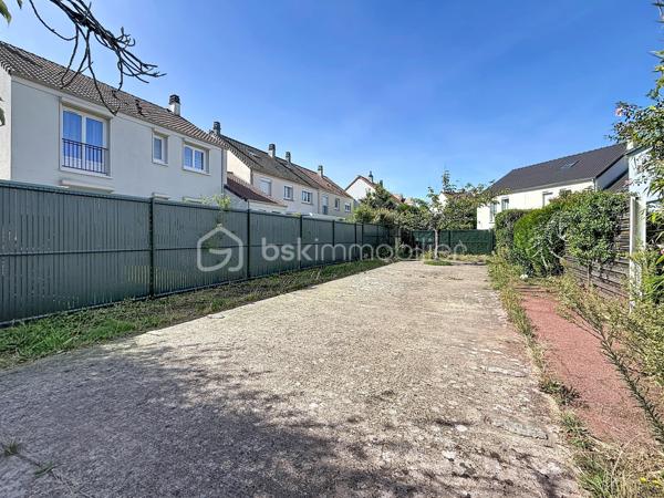 À vendre – Charmante maison familiale d’environ 90 m² avec jardin, située à Élancourt (78990).

Venez découvrir cette maison fonctionnelle et agréable à vivre, idéale pour une famille à la recherche d’un cadre résidentiel, tout en bénéficiant de la proximité des commerces, écoles et transports.
La maison se compose de :

Un grand séjour lumineux et convivial, offrant un bel espace de vie 
Une cuisine indépendante aménagée et équipée 
3 chambres, offrant un espace confortable pour toute la famille 
Une salle de bains 
2 WC, avec un WC au rez-de-chaussée et un second à l’étage 
Un terrain de 30 m², permettant de profiter d’un agréable espace extérieur.
La maison dispose également d’une climatisation réversible Daikin installée en 2025 dans la chambre parentale, idéale pour assurer un confort optimal été comme hiver.

À l’arrière de la maison, côté jardin, les propriétaires bénéficient également d’un espace extérieur commun d’environ 300 m², réservé exclusivement aux 4 familles du secteur.
Cet espace, accessible par un petit portillon sécurisé situé au fond des jardins, constitue un véritable atout pour les familles.
Il permet notamment :
Aux enfants de jouer en toute tranquillité dans un espace sécurisé ;
Aux familles de profiter d’un espace extérieur supplémentaire ;
D’organiser des repas, goûters ou moments conviviaux entre voisins et avec leurs proches ;
De profiter d’un environnement agréable et calme à proximité immédiate de la maison, Un véritable espace de vie supplémentaire, particulièrement appréciable pour les familles avec enfants.

TRAVAUX RÉALISÉS RÉCEMMENT

Les propriétaires ont récemment rafraîchi le bien afin de le maintenir en bon état et d’améliorer son confort.
La toiture a été entièrement refaite en 2025, représentant un véritable atout pour les futurs acquéreurs.
La climatisation réversible Daikin de la chambre parentale a également été installée en 2025.

Commerces & services
Vous trouverez à proximité :
Carrefour Market
Intermarché
Lidl
Commerces et services de proximité

Plusieurs établissements scolaires sont présents dans le secteur, notamment :

Écoles maternelles et élémentaires 
École Le Berceau 
École La Commanderie des Templiers 
Groupe scolaire Alain Cavallier 
École Le Gandouget 
Collège L’Agiot 
Collège de la Clef Saint-Pierre

TRANSPORTS & GARES
Le secteur bénéficie d’une bonne desserte en transports en commun, avec des lignes de bus permettant de rejoindre facilement les différents quartiers d’Élancourt ainsi que les communes voisines.

Bus à proximité, avec des liaisons notamment vers La Verrière, Trappes et Saint-Quentin-en-Yvelines 
Gare de La Verrière, accessible en transports en commun 
Gare de Trappes également accessible 
Gare de Saint-Quentin-en-Yvelines – Montigny-le-Bretonneux, permettant de rejoindre facilement les différents pôles d’activités et le réseau ferroviaire.
ACCÈS ROUTIERS : La maison bénéficie également d’un accès pratique aux principaux axes routiers permettant de rejoindre facilement Trappes, Maurepas, Montigny-le-Bretonneux, Versailles et les communes environnantes.

Une maison familiale, fonctionnelle et agréable à vivre, offrant également un espace extérieur sécurisé et convivial réservé aux quatre familles. Un bien à découvrir sans tarder !

📞 Pour plus d’informations ou pour organiser une visite, n’hésitez pas à me contacter.

SARA RODRIGUES
BSK IMMOBILIER
📱 06 33 82 07 35
✉️ S.RODRIGUES@BSKIMMOBILIER.COM