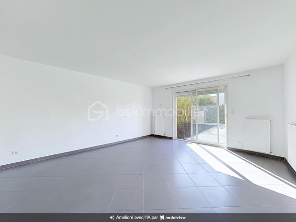 À vendre – Charmante maison familiale d’environ 90 m² avec jardin, située à Élancourt (78990).

Venez découvrir cette maison fonctionnelle et agréable à vivre, idéale pour une famille à la recherche d’un cadre résidentiel, tout en bénéficiant de la proximité des commerces, écoles et transports.
La maison se compose de :

Un grand séjour lumineux et convivial, offrant un bel espace de vie 
Une cuisine indépendante aménagée et équipée 
3 chambres, offrant un espace confortable pour toute la famille 
Une salle de bains 
2 WC, avec un WC au rez-de-chaussée et un second à l’étage 
Un terrain de 30 m², permettant de profiter d’un agréable espace extérieur.
La maison dispose également d’une climatisation réversible Daikin installée en 2025 dans la chambre parentale, idéale pour assurer un confort optimal été comme hiver.

À l’arrière de la maison, côté jardin, les propriétaires bénéficient également d’un espace extérieur commun d’environ 300 m², réservé exclusivement aux 4 familles du secteur.
Cet espace, accessible par un petit portillon sécurisé situé au fond des jardins, constitue un véritable atout pour les familles.
Il permet notamment :
Aux enfants de jouer en toute tranquillité dans un espace sécurisé ;
Aux familles de profiter d’un espace extérieur supplémentaire ;
D’organiser des repas, goûters ou moments conviviaux entre voisins et avec leurs proches ;
De profiter d’un environnement agréable et calme à proximité immédiate de la maison, Un véritable espace de vie supplémentaire, particulièrement appréciable pour les familles avec enfants.

TRAVAUX RÉALISÉS RÉCEMMENT

Les propriétaires ont récemment rafraîchi le bien afin de le maintenir en bon état et d’améliorer son confort.
La toiture a été entièrement refaite en 2025, représentant un véritable atout pour les futurs acquéreurs.
La climatisation réversible Daikin de la chambre parentale a également été installée en 2025.

Commerces & services
Vous trouverez à proximité :
Carrefour Market
Intermarché
Lidl
Commerces et services de proximité

Plusieurs établissements scolaires sont présents dans le secteur, notamment :

Écoles maternelles et élémentaires 
École Le Berceau 
École La Commanderie des Templiers 
Groupe scolaire Alain Cavallier 
École Le Gandouget 
Collège L’Agiot 
Collège de la Clef Saint-Pierre

TRANSPORTS & GARES
Le secteur bénéficie d’une bonne desserte en transports en commun, avec des lignes de bus permettant de rejoindre facilement les différents quartiers d’Élancourt ainsi que les communes voisines.

Bus à proximité, avec des liaisons notamment vers La Verrière, Trappes et Saint-Quentin-en-Yvelines 
Gare de La Verrière, accessible en transports en commun 
Gare de Trappes également accessible 
Gare de Saint-Quentin-en-Yvelines – Montigny-le-Bretonneux, permettant de rejoindre facilement les différents pôles d’activités et le réseau ferroviaire.
ACCÈS ROUTIERS : La maison bénéficie également d’un accès pratique aux principaux axes routiers permettant de rejoindre facilement Trappes, Maurepas, Montigny-le-Bretonneux, Versailles et les communes environnantes.

Une maison familiale, fonctionnelle et agréable à vivre, offrant également un espace extérieur sécurisé et convivial réservé aux quatre familles. Un bien à découvrir sans tarder !

📞 Pour plus d’informations ou pour organiser une visite, n’hésitez pas à me contacter.

SARA RODRIGUES
BSK IMMOBILIER
📱 06 33 82 07 35
✉️ S.RODRIGUES@BSKIMMOBILIER.COM