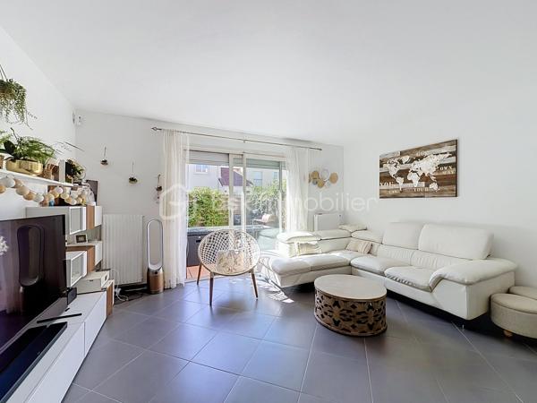 À vendre – Charmante maison familiale d’environ 90 m² avec jardin, située à Élancourt (78990).

Venez découvrir cette maison fonctionnelle et agréable à vivre, idéale pour une famille à la recherche d’un cadre résidentiel, tout en bénéficiant de la proximité des commerces, écoles et transports.
La maison se compose de :

Un grand séjour lumineux et convivial, offrant un bel espace de vie 
Une cuisine indépendante aménagée et équipée 
3 chambres, offrant un espace confortable pour toute la famille 
Une salle de bains 
2 WC, avec un WC au rez-de-chaussée et un second à l’étage 
Un terrain de 30 m², permettant de profiter d’un agréable espace extérieur.
La maison dispose également d’une climatisation réversible Daikin installée en 2025 dans la chambre parentale, idéale pour assurer un confort optimal été comme hiver.

À l’arrière de la maison, côté jardin, les propriétaires bénéficient également d’un espace extérieur commun d’environ 300 m², réservé exclusivement aux 4 familles du secteur.
Cet espace, accessible par un petit portillon sécurisé situé au fond des jardins, constitue un véritable atout pour les familles.
Il permet notamment :
Aux enfants de jouer en toute tranquillité dans un espace sécurisé ;
Aux familles de profiter d’un espace extérieur supplémentaire ;
D’organiser des repas, goûters ou moments conviviaux entre voisins et avec leurs proches ;
De profiter d’un environnement agréable et calme à proximité immédiate de la maison, Un véritable espace de vie supplémentaire, particulièrement appréciable pour les familles avec enfants.

TRAVAUX RÉALISÉS RÉCEMMENT

Les propriétaires ont récemment rafraîchi le bien afin de le maintenir en bon état et d’améliorer son confort.
La toiture a été entièrement refaite en 2025, représentant un véritable atout pour les futurs acquéreurs.
La climatisation réversible Daikin de la chambre parentale a également été installée en 2025.

Commerces & services
Vous trouverez à proximité :
Carrefour Market
Intermarché
Lidl
Commerces et services de proximité

Plusieurs établissements scolaires sont présents dans le secteur, notamment :

Écoles maternelles et élémentaires 
École Le Berceau 
École La Commanderie des Templiers 
Groupe scolaire Alain Cavallier 
École Le Gandouget 
Collège L’Agiot 
Collège de la Clef Saint-Pierre

TRANSPORTS & GARES
Le secteur bénéficie d’une bonne desserte en transports en commun, avec des lignes de bus permettant de rejoindre facilement les différents quartiers d’Élancourt ainsi que les communes voisines.

Bus à proximité, avec des liaisons notamment vers La Verrière, Trappes et Saint-Quentin-en-Yvelines 
Gare de La Verrière, accessible en transports en commun 
Gare de Trappes également accessible 
Gare de Saint-Quentin-en-Yvelines – Montigny-le-Bretonneux, permettant de rejoindre facilement les différents pôles d’activités et le réseau ferroviaire.
ACCÈS ROUTIERS : La maison bénéficie également d’un accès pratique aux principaux axes routiers permettant de rejoindre facilement Trappes, Maurepas, Montigny-le-Bretonneux, Versailles et les communes environnantes.

Une maison familiale, fonctionnelle et agréable à vivre, offrant également un espace extérieur sécurisé et convivial réservé aux quatre familles. Un bien à découvrir sans tarder !

📞 Pour plus d’informations ou pour organiser une visite, n’hésitez pas à me contacter.

SARA RODRIGUES
BSK IMMOBILIER
📱 06 33 82 07 35
✉️ S.RODRIGUES@BSKIMMOBILIER.COM