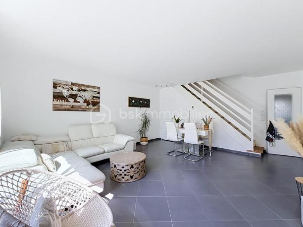 À vendre – Charmante maison familiale d’environ 90 m² avec jardin, située à Élancourt (78990).

Venez découvrir cette maison fonctionnelle et agréable à vivre, idéale pour une famille à la recherche d’un cadre résidentiel, tout en bénéficiant de la proximité des commerces, écoles et transports.
La maison se compose de :

Un grand séjour lumineux et convivial, offrant un bel espace de vie 
Une cuisine indépendante aménagée et équipée 
3 chambres, offrant un espace confortable pour toute la famille 
Une salle de bains 
2 WC, avec un WC au rez-de-chaussée et un second à l’étage 
Un terrain de 30 m², permettant de profiter d’un agréable espace extérieur.
La maison dispose également d’une climatisation réversible Daikin installée en 2025 dans la chambre parentale, idéale pour assurer un confort optimal été comme hiver.

À l’arrière de la maison, côté jardin, les propriétaires bénéficient également d’un espace extérieur commun d’environ 300 m², réservé exclusivement aux 4 familles du secteur.
Cet espace, accessible par un petit portillon sécurisé situé au fond des jardins, constitue un véritable atout pour les familles.
Il permet notamment :
Aux enfants de jouer en toute tranquillité dans un espace sécurisé ;
Aux familles de profiter d’un espace extérieur supplémentaire ;
D’organiser des repas, goûters ou moments conviviaux entre voisins et avec leurs proches ;
De profiter d’un environnement agréable et calme à proximité immédiate de la maison, Un véritable espace de vie supplémentaire, particulièrement appréciable pour les familles avec enfants.

TRAVAUX RÉALISÉS RÉCEMMENT

Les propriétaires ont récemment rafraîchi le bien afin de le maintenir en bon état et d’améliorer son confort.
La toiture a été entièrement refaite en 2025, représentant un véritable atout pour les futurs acquéreurs.
La climatisation réversible Daikin de la chambre parentale a également été installée en 2025.

Commerces & services
Vous trouverez à proximité :
Carrefour Market
Intermarché
Lidl
Commerces et services de proximité

Plusieurs établissements scolaires sont présents dans le secteur, notamment :

Écoles maternelles et élémentaires 
École Le Berceau 
École La Commanderie des Templiers 
Groupe scolaire Alain Cavallier 
École Le Gandouget 
Collège L’Agiot 
Collège de la Clef Saint-Pierre

TRANSPORTS & GARES
Le secteur bénéficie d’une bonne desserte en transports en commun, avec des lignes de bus permettant de rejoindre facilement les différents quartiers d’Élancourt ainsi que les communes voisines.

Bus à proximité, avec des liaisons notamment vers La Verrière, Trappes et Saint-Quentin-en-Yvelines 
Gare de La Verrière, accessible en transports en commun 
Gare de Trappes également accessible 
Gare de Saint-Quentin-en-Yvelines – Montigny-le-Bretonneux, permettant de rejoindre facilement les différents pôles d’activités et le réseau ferroviaire.
ACCÈS ROUTIERS : La maison bénéficie également d’un accès pratique aux principaux axes routiers permettant de rejoindre facilement Trappes, Maurepas, Montigny-le-Bretonneux, Versailles et les communes environnantes.

Une maison familiale, fonctionnelle et agréable à vivre, offrant également un espace extérieur sécurisé et convivial réservé aux quatre familles. Un bien à découvrir sans tarder !

📞 Pour plus d’informations ou pour organiser une visite, n’hésitez pas à me contacter.

SARA RODRIGUES
BSK IMMOBILIER
📱 06 33 82 07 35
✉️ S.RODRIGUES@BSKIMMOBILIER.COM