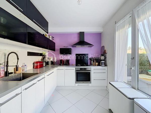 À vendre – Charmante maison familiale d’environ 90 m² avec jardin, située à Élancourt (78990).

Venez découvrir cette maison fonctionnelle et agréable à vivre, idéale pour une famille à la recherche d’un cadre résidentiel, tout en bénéficiant de la proximité des commerces, écoles et transports.
La maison se compose de :

Un grand séjour lumineux et convivial, offrant un bel espace de vie 
Une cuisine indépendante aménagée et équipée 
3 chambres, offrant un espace confortable pour toute la famille 
Une salle de bains 
2 WC, avec un WC au rez-de-chaussée et un second à l’étage 
Un terrain de 30 m², permettant de profiter d’un agréable espace extérieur.
La maison dispose également d’une climatisation réversible Daikin installée en 2025 dans la chambre parentale, idéale pour assurer un confort optimal été comme hiver.

À l’arrière de la maison, côté jardin, les propriétaires bénéficient également d’un espace extérieur commun d’environ 300 m², réservé exclusivement aux 4 familles du secteur.
Cet espace, accessible par un petit portillon sécurisé situé au fond des jardins, constitue un véritable atout pour les familles.
Il permet notamment :
Aux enfants de jouer en toute tranquillité dans un espace sécurisé ;
Aux familles de profiter d’un espace extérieur supplémentaire ;
D’organiser des repas, goûters ou moments conviviaux entre voisins et avec leurs proches ;
De profiter d’un environnement agréable et calme à proximité immédiate de la maison, Un véritable espace de vie supplémentaire, particulièrement appréciable pour les familles avec enfants.

TRAVAUX RÉALISÉS RÉCEMMENT

Les propriétaires ont récemment rafraîchi le bien afin de le maintenir en bon état et d’améliorer son confort.
La toiture a été entièrement refaite en 2025, représentant un véritable atout pour les futurs acquéreurs.
La climatisation réversible Daikin de la chambre parentale a également été installée en 2025.

Commerces & services
Vous trouverez à proximité :
Carrefour Market
Intermarché
Lidl
Commerces et services de proximité

Plusieurs établissements scolaires sont présents dans le secteur, notamment :

Écoles maternelles et élémentaires 
École Le Berceau 
École La Commanderie des Templiers 
Groupe scolaire Alain Cavallier 
École Le Gandouget 
Collège L’Agiot 
Collège de la Clef Saint-Pierre

TRANSPORTS & GARES
Le secteur bénéficie d’une bonne desserte en transports en commun, avec des lignes de bus permettant de rejoindre facilement les différents quartiers d’Élancourt ainsi que les communes voisines.

Bus à proximité, avec des liaisons notamment vers La Verrière, Trappes et Saint-Quentin-en-Yvelines 
Gare de La Verrière, accessible en transports en commun 
Gare de Trappes également accessible 
Gare de Saint-Quentin-en-Yvelines – Montigny-le-Bretonneux, permettant de rejoindre facilement les différents pôles d’activités et le réseau ferroviaire.
ACCÈS ROUTIERS : La maison bénéficie également d’un accès pratique aux principaux axes routiers permettant de rejoindre facilement Trappes, Maurepas, Montigny-le-Bretonneux, Versailles et les communes environnantes.

Une maison familiale, fonctionnelle et agréable à vivre, offrant également un espace extérieur sécurisé et convivial réservé aux quatre familles. Un bien à découvrir sans tarder !

📞 Pour plus d’informations ou pour organiser une visite, n’hésitez pas à me contacter.

SARA RODRIGUES
BSK IMMOBILIER
📱 06 33 82 07 35
✉️ S.RODRIGUES@BSKIMMOBILIER.COM