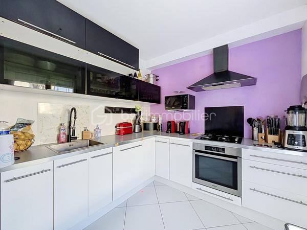 À vendre – Charmante maison familiale d’environ 90 m² avec jardin, située à Élancourt (78990).

Venez découvrir cette maison fonctionnelle et agréable à vivre, idéale pour une famille à la recherche d’un cadre résidentiel, tout en bénéficiant de la proximité des commerces, écoles et transports.
La maison se compose de :

Un grand séjour lumineux et convivial, offrant un bel espace de vie 
Une cuisine indépendante aménagée et équipée 
3 chambres, offrant un espace confortable pour toute la famille 
Une salle de bains 
2 WC, avec un WC au rez-de-chaussée et un second à l’étage 
Un terrain de 30 m², permettant de profiter d’un agréable espace extérieur.
La maison dispose également d’une climatisation réversible Daikin installée en 2025 dans la chambre parentale, idéale pour assurer un confort optimal été comme hiver.

À l’arrière de la maison, côté jardin, les propriétaires bénéficient également d’un espace extérieur commun d’environ 300 m², réservé exclusivement aux 4 familles du secteur.
Cet espace, accessible par un petit portillon sécurisé situé au fond des jardins, constitue un véritable atout pour les familles.
Il permet notamment :
Aux enfants de jouer en toute tranquillité dans un espace sécurisé ;
Aux familles de profiter d’un espace extérieur supplémentaire ;
D’organiser des repas, goûters ou moments conviviaux entre voisins et avec leurs proches ;
De profiter d’un environnement agréable et calme à proximité immédiate de la maison, Un véritable espace de vie supplémentaire, particulièrement appréciable pour les familles avec enfants.

TRAVAUX RÉALISÉS RÉCEMMENT

Les propriétaires ont récemment rafraîchi le bien afin de le maintenir en bon état et d’améliorer son confort.
La toiture a été entièrement refaite en 2025, représentant un véritable atout pour les futurs acquéreurs.
La climatisation réversible Daikin de la chambre parentale a également été installée en 2025.

Commerces & services
Vous trouverez à proximité :
Carrefour Market
Intermarché
Lidl
Commerces et services de proximité

Plusieurs établissements scolaires sont présents dans le secteur, notamment :

Écoles maternelles et élémentaires 
École Le Berceau 
École La Commanderie des Templiers 
Groupe scolaire Alain Cavallier 
École Le Gandouget 
Collège L’Agiot 
Collège de la Clef Saint-Pierre

TRANSPORTS & GARES
Le secteur bénéficie d’une bonne desserte en transports en commun, avec des lignes de bus permettant de rejoindre facilement les différents quartiers d’Élancourt ainsi que les communes voisines.

Bus à proximité, avec des liaisons notamment vers La Verrière, Trappes et Saint-Quentin-en-Yvelines 
Gare de La Verrière, accessible en transports en commun 
Gare de Trappes également accessible 
Gare de Saint-Quentin-en-Yvelines – Montigny-le-Bretonneux, permettant de rejoindre facilement les différents pôles d’activités et le réseau ferroviaire.
ACCÈS ROUTIERS : La maison bénéficie également d’un accès pratique aux principaux axes routiers permettant de rejoindre facilement Trappes, Maurepas, Montigny-le-Bretonneux, Versailles et les communes environnantes.

Une maison familiale, fonctionnelle et agréable à vivre, offrant également un espace extérieur sécurisé et convivial réservé aux quatre familles. Un bien à découvrir sans tarder !

📞 Pour plus d’informations ou pour organiser une visite, n’hésitez pas à me contacter.

SARA RODRIGUES
BSK IMMOBILIER
📱 06 33 82 07 35
✉️ S.RODRIGUES@BSKIMMOBILIER.COM