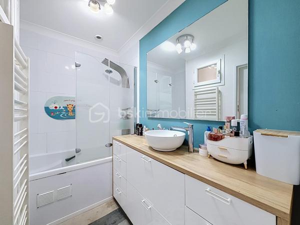 À vendre – Charmante maison familiale d’environ 90 m² avec jardin, située à Élancourt (78990).

Venez découvrir cette maison fonctionnelle et agréable à vivre, idéale pour une famille à la recherche d’un cadre résidentiel, tout en bénéficiant de la proximité des commerces, écoles et transports.
La maison se compose de :

Un grand séjour lumineux et convivial, offrant un bel espace de vie 
Une cuisine indépendante aménagée et équipée 
3 chambres, offrant un espace confortable pour toute la famille 
Une salle de bains 
2 WC, avec un WC au rez-de-chaussée et un second à l’étage 
Un terrain de 30 m², permettant de profiter d’un agréable espace extérieur.
La maison dispose également d’une climatisation réversible Daikin installée en 2025 dans la chambre parentale, idéale pour assurer un confort optimal été comme hiver.

À l’arrière de la maison, côté jardin, les propriétaires bénéficient également d’un espace extérieur commun d’environ 300 m², réservé exclusivement aux 4 familles du secteur.
Cet espace, accessible par un petit portillon sécurisé situé au fond des jardins, constitue un véritable atout pour les familles.
Il permet notamment :
Aux enfants de jouer en toute tranquillité dans un espace sécurisé ;
Aux familles de profiter d’un espace extérieur supplémentaire ;
D’organiser des repas, goûters ou moments conviviaux entre voisins et avec leurs proches ;
De profiter d’un environnement agréable et calme à proximité immédiate de la maison, Un véritable espace de vie supplémentaire, particulièrement appréciable pour les familles avec enfants.

TRAVAUX RÉALISÉS RÉCEMMENT

Les propriétaires ont récemment rafraîchi le bien afin de le maintenir en bon état et d’améliorer son confort.
La toiture a été entièrement refaite en 2025, représentant un véritable atout pour les futurs acquéreurs.
La climatisation réversible Daikin de la chambre parentale a également été installée en 2025.

Commerces & services
Vous trouverez à proximité :
Carrefour Market
Intermarché
Lidl
Commerces et services de proximité

Plusieurs établissements scolaires sont présents dans le secteur, notamment :

Écoles maternelles et élémentaires 
École Le Berceau 
École La Commanderie des Templiers 
Groupe scolaire Alain Cavallier 
École Le Gandouget 
Collège L’Agiot 
Collège de la Clef Saint-Pierre

TRANSPORTS & GARES
Le secteur bénéficie d’une bonne desserte en transports en commun, avec des lignes de bus permettant de rejoindre facilement les différents quartiers d’Élancourt ainsi que les communes voisines.

Bus à proximité, avec des liaisons notamment vers La Verrière, Trappes et Saint-Quentin-en-Yvelines 
Gare de La Verrière, accessible en transports en commun 
Gare de Trappes également accessible 
Gare de Saint-Quentin-en-Yvelines – Montigny-le-Bretonneux, permettant de rejoindre facilement les différents pôles d’activités et le réseau ferroviaire.
ACCÈS ROUTIERS : La maison bénéficie également d’un accès pratique aux principaux axes routiers permettant de rejoindre facilement Trappes, Maurepas, Montigny-le-Bretonneux, Versailles et les communes environnantes.

Une maison familiale, fonctionnelle et agréable à vivre, offrant également un espace extérieur sécurisé et convivial réservé aux quatre familles. Un bien à découvrir sans tarder !

📞 Pour plus d’informations ou pour organiser une visite, n’hésitez pas à me contacter.

SARA RODRIGUES
BSK IMMOBILIER
📱 06 33 82 07 35
✉️ S.RODRIGUES@BSKIMMOBILIER.COM