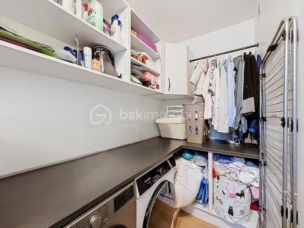 À vendre – Charmante maison familiale d’environ 90 m² avec jardin, située à Élancourt (78990).

Venez découvrir cette maison fonctionnelle et agréable à vivre, idéale pour une famille à la recherche d’un cadre résidentiel, tout en bénéficiant de la proximité des commerces, écoles et transports.
La maison se compose de :

Un grand séjour lumineux et convivial, offrant un bel espace de vie 
Une cuisine indépendante aménagée et équipée 
3 chambres, offrant un espace confortable pour toute la famille 
Une salle de bains 
2 WC, avec un WC au rez-de-chaussée et un second à l’étage 
Un terrain de 30 m², permettant de profiter d’un agréable espace extérieur.
La maison dispose également d’une climatisation réversible Daikin installée en 2025 dans la chambre parentale, idéale pour assurer un confort optimal été comme hiver.

À l’arrière de la maison, côté jardin, les propriétaires bénéficient également d’un espace extérieur commun d’environ 300 m², réservé exclusivement aux 4 familles du secteur.
Cet espace, accessible par un petit portillon sécurisé situé au fond des jardins, constitue un véritable atout pour les familles.
Il permet notamment :
Aux enfants de jouer en toute tranquillité dans un espace sécurisé ;
Aux familles de profiter d’un espace extérieur supplémentaire ;
D’organiser des repas, goûters ou moments conviviaux entre voisins et avec leurs proches ;
De profiter d’un environnement agréable et calme à proximité immédiate de la maison, Un véritable espace de vie supplémentaire, particulièrement appréciable pour les familles avec enfants.

TRAVAUX RÉALISÉS RÉCEMMENT

Les propriétaires ont récemment rafraîchi le bien afin de le maintenir en bon état et d’améliorer son confort.
La toiture a été entièrement refaite en 2025, représentant un véritable atout pour les futurs acquéreurs.
La climatisation réversible Daikin de la chambre parentale a également été installée en 2025.

Commerces & services
Vous trouverez à proximité :
Carrefour Market
Intermarché
Lidl
Commerces et services de proximité

Plusieurs établissements scolaires sont présents dans le secteur, notamment :

Écoles maternelles et élémentaires 
École Le Berceau 
École La Commanderie des Templiers 
Groupe scolaire Alain Cavallier 
École Le Gandouget 
Collège L’Agiot 
Collège de la Clef Saint-Pierre

TRANSPORTS & GARES
Le secteur bénéficie d’une bonne desserte en transports en commun, avec des lignes de bus permettant de rejoindre facilement les différents quartiers d’Élancourt ainsi que les communes voisines.

Bus à proximité, avec des liaisons notamment vers La Verrière, Trappes et Saint-Quentin-en-Yvelines 
Gare de La Verrière, accessible en transports en commun 
Gare de Trappes également accessible 
Gare de Saint-Quentin-en-Yvelines – Montigny-le-Bretonneux, permettant de rejoindre facilement les différents pôles d’activités et le réseau ferroviaire.
ACCÈS ROUTIERS : La maison bénéficie également d’un accès pratique aux principaux axes routiers permettant de rejoindre facilement Trappes, Maurepas, Montigny-le-Bretonneux, Versailles et les communes environnantes.

Une maison familiale, fonctionnelle et agréable à vivre, offrant également un espace extérieur sécurisé et convivial réservé aux quatre familles. Un bien à découvrir sans tarder !

📞 Pour plus d’informations ou pour organiser une visite, n’hésitez pas à me contacter.

SARA RODRIGUES
BSK IMMOBILIER
📱 06 33 82 07 35
✉️ S.RODRIGUES@BSKIMMOBILIER.COM