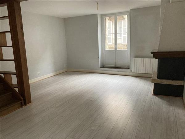 Appartement à louer 526 € CC BEAULIEU SUR DORDOGNE 3 p 99 m² DPE D
