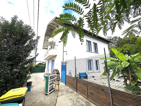 A VENDRE MAISON DE MAITRE/ IMMEUBLE LAVELANET SUR 4500 M2 de terrain