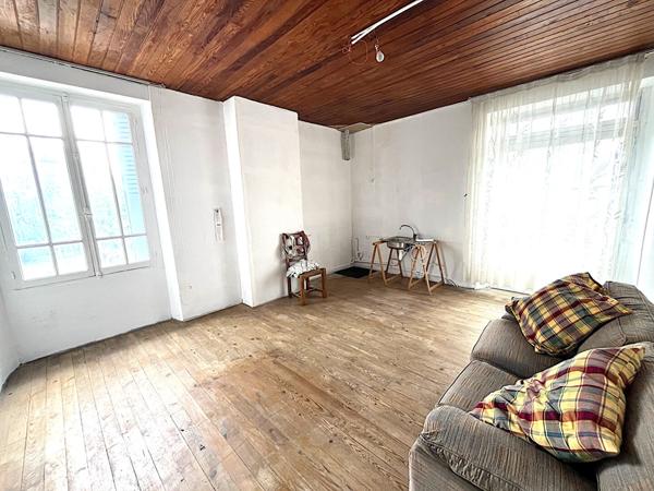 A VENDRE MAISON DE MAITRE/ IMMEUBLE LAVELANET SUR 4500 M2 de terrain