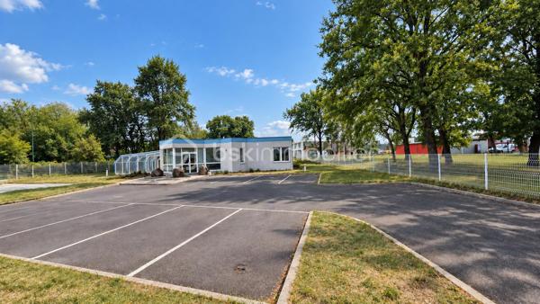 **ENSEMBLE IMMOBILIER PROFESSIONNEL – SCHWEIGHOUSE-SUR-MODER**


A Schweighouse-sur-Moder**, cet ensemble immobilier professionnel bénéficie d’un emplacement au cœur d’un secteur d’activités et d’un **foncier de 2 579 m²**, offrant aujourd’hui une activité existante ainsi qu’un important potentiel de développement.

### 🏢 LE BÂTIMENT EXISTANT

Le bien comprend actuellement un bâtiment professionnel d’environ **185 m²**, construit en béton et adapté à une activité professionnelle, commerciale ou artisanale.

Il se compose notamment :

* d’espaces de **bureaux** ;
* d’un espace **atelier / stockage** ;
* de différentes pièces et espaces annexes ;
* de **sanitaires** ;
* d’un accès adapté à une activité professionnelle ;
* d’une cour et d’espaces extérieurs permettant le stationnement et les manœuvres.

Le bâtiment dispose notamment du **double vitrage**, d’une **isolation extérieure** ainsi que d’une **pompe à chaleur réversible**.

L’ensemble est actuellement **libre d’occupation**, permettant à l’acquéreur de réfléchir librement à son exploitation et à son évolution.

### 🏗️ UN IMPORTANT POTENTIEL DE DÉVELOPPEMENT

Un **projet architectural établi en 2026** a été étudié afin d’exploiter au mieux le potentiel du terrain.

Ce projet prévoit notamment une **surélévation du bâtiment existant**, ainsi que la création de nouveaux bâtiments à vocation tertiaire et professionnelle.

L'étude fait apparaître un potentiel d’environ **1 701,7 m² de surfaces projetées**, comprenant notamment :

* plusieurs espaces professionnels indépendants ;
* des cellules pouvant être adaptées à différents types d'activités ;
* des surfaces de bureaux ;
* des possibilités de **mezzanines** ;
* des espaces de stationnement ;
* une organisation permettant d'accueillir plusieurs entreprises ou activités.

Différentes configurations ont également été étudiées, notamment avec des bâtiments d'environ **500 m² et 400 m²**, permettant d'envisager différentes stratégies d'exploitation ou de commercialisation.

Une réflexion concernant l'intégration de **panneaux photovoltaïques** a également été menée dans le cadre du projet.

### 📐 UN FONCIER À VALORISER

Avec ses **2 579 m² de terrain**, cet ensemble offre de nombreuses possibilités pour un professionnel, une entreprise ou un investisseur souhaitant disposer d'un foncier permettant une évolution importante du site.

Le bien peut ainsi intéresser :

* une entreprise souhaitant développer ses propres locaux ;
* un investisseur ;
* un professionnel recherchant un bâtiment avec potentiel d'agrandissement ;
* un porteur de projet ;
* un marchand de biens ou investisseur souhaitant valoriser le foncier.

**À noter :** le projet architectural présenté constitue une **étude de potentiel** et devra faire l’objet des autorisations administratives nécessaires. Il est présenté afin de permettre à l’acquéreur d’apprécier les possibilités d’évolution et de valorisation du bien

Pour davantage d'informations, les plans du projet et les éléments techniques, contactez-moi directement.**

**Sylvain SCHRAMM – BSK IMMOBILIER**