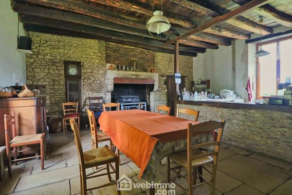 Longère 295 m² à Sommières-du-Clain 86160